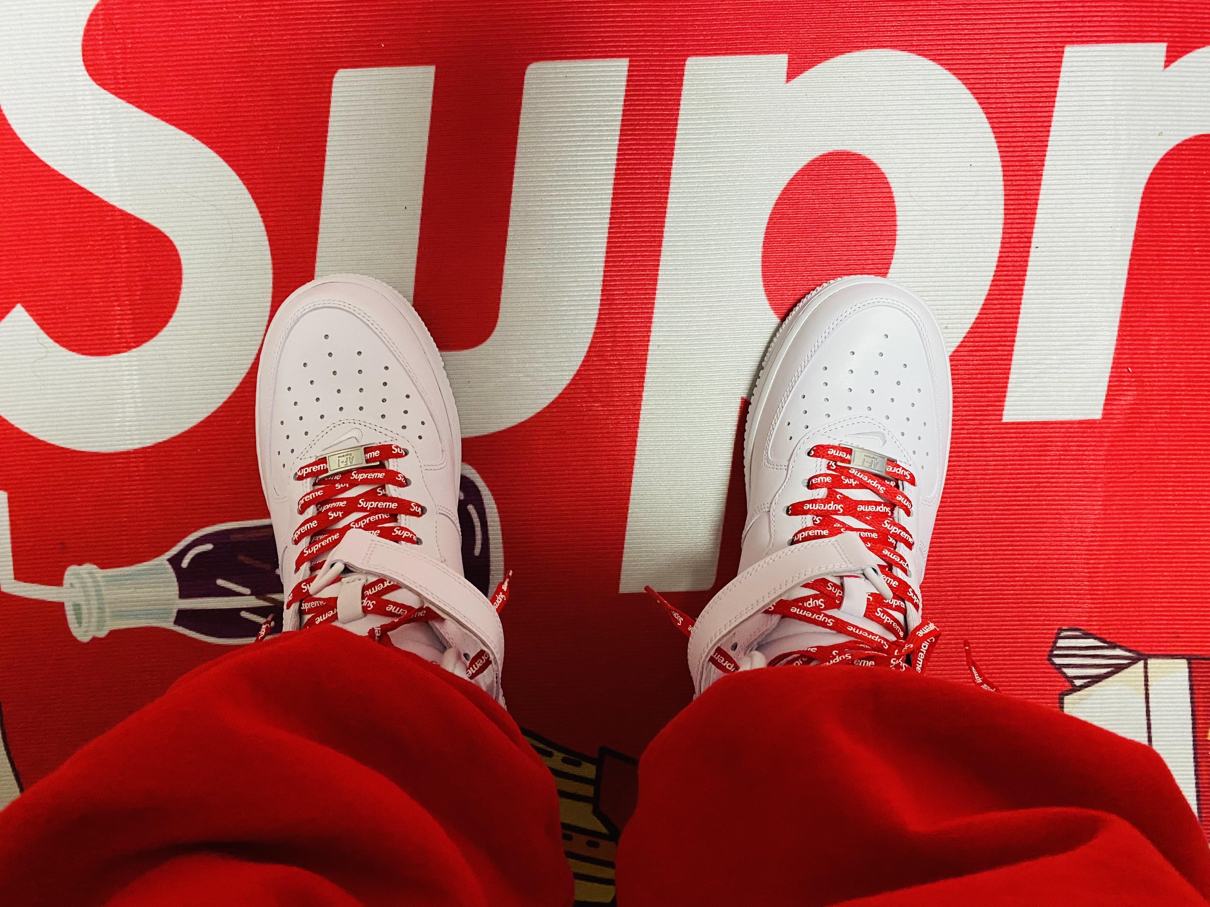 Nike x Supreme Air Force 1 Mid White, Supreme $ Sweatpant Red - 24SS 착용 스타일 - 1