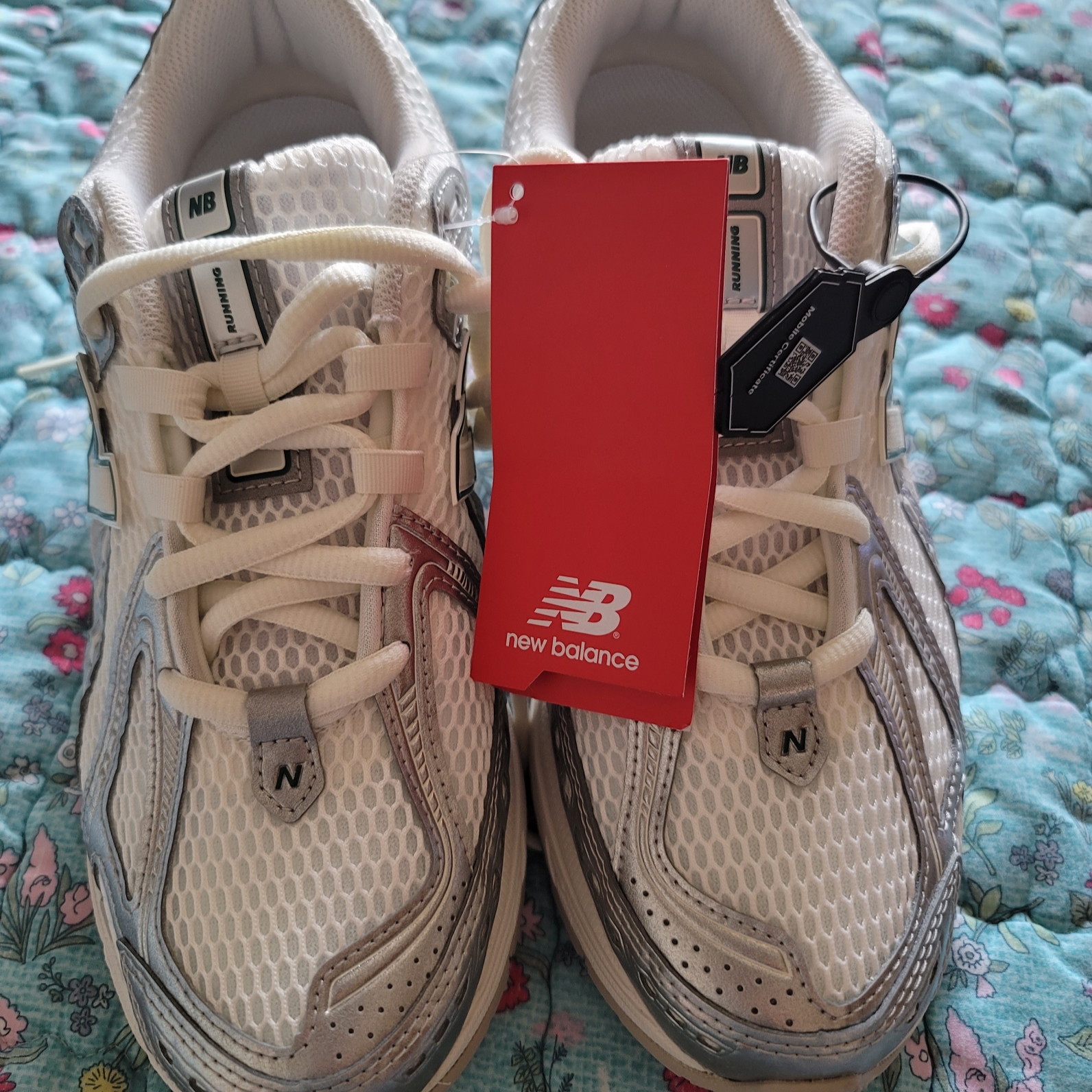 New Balance 1906R Silver Metallic Sea Salt 착용 스타일