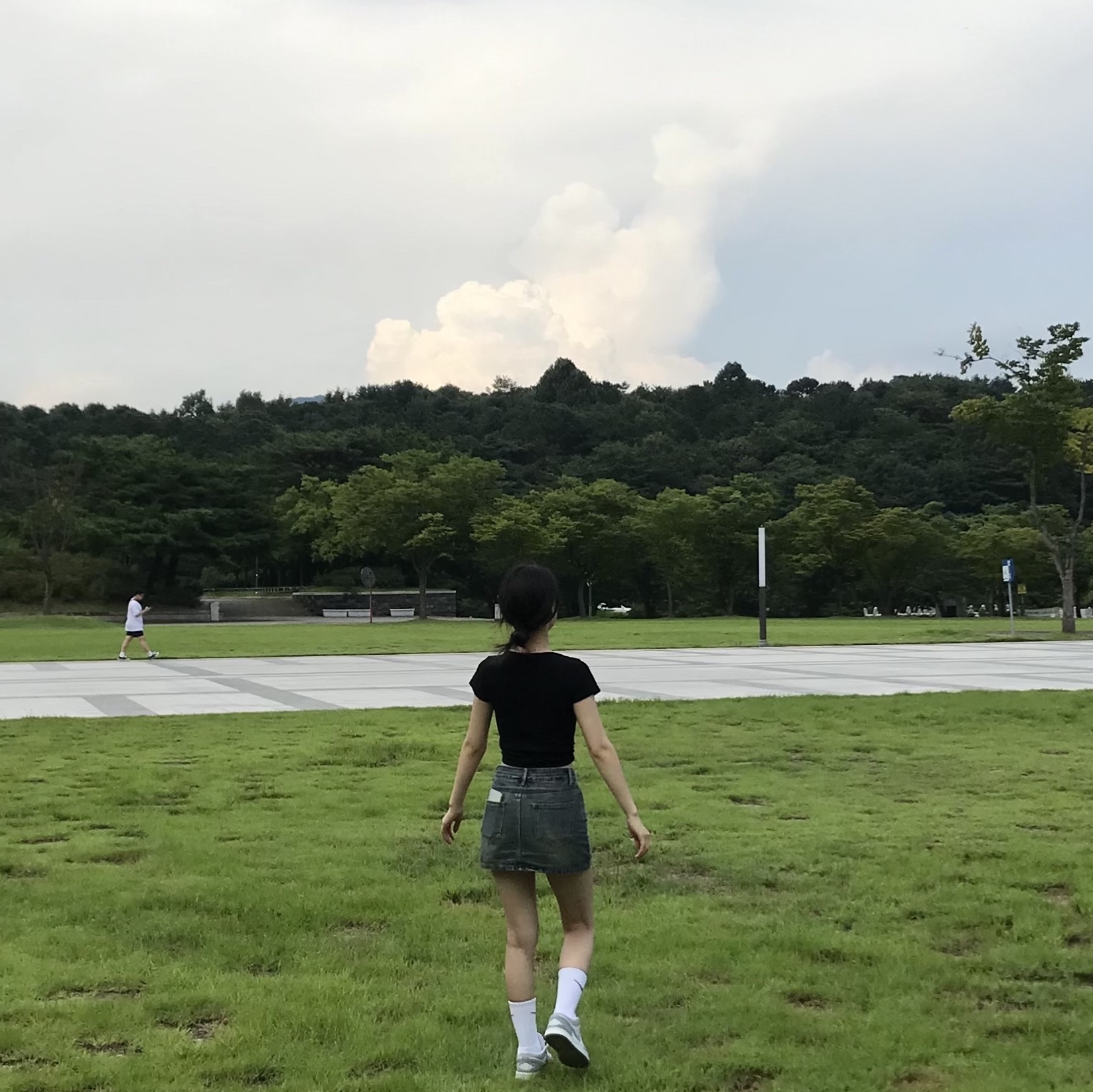 (W) Jordan 1 Low White Wolf Grey, Zara Rock Flap Shoulder Bag Denim Blue 착용 스타일 - 2