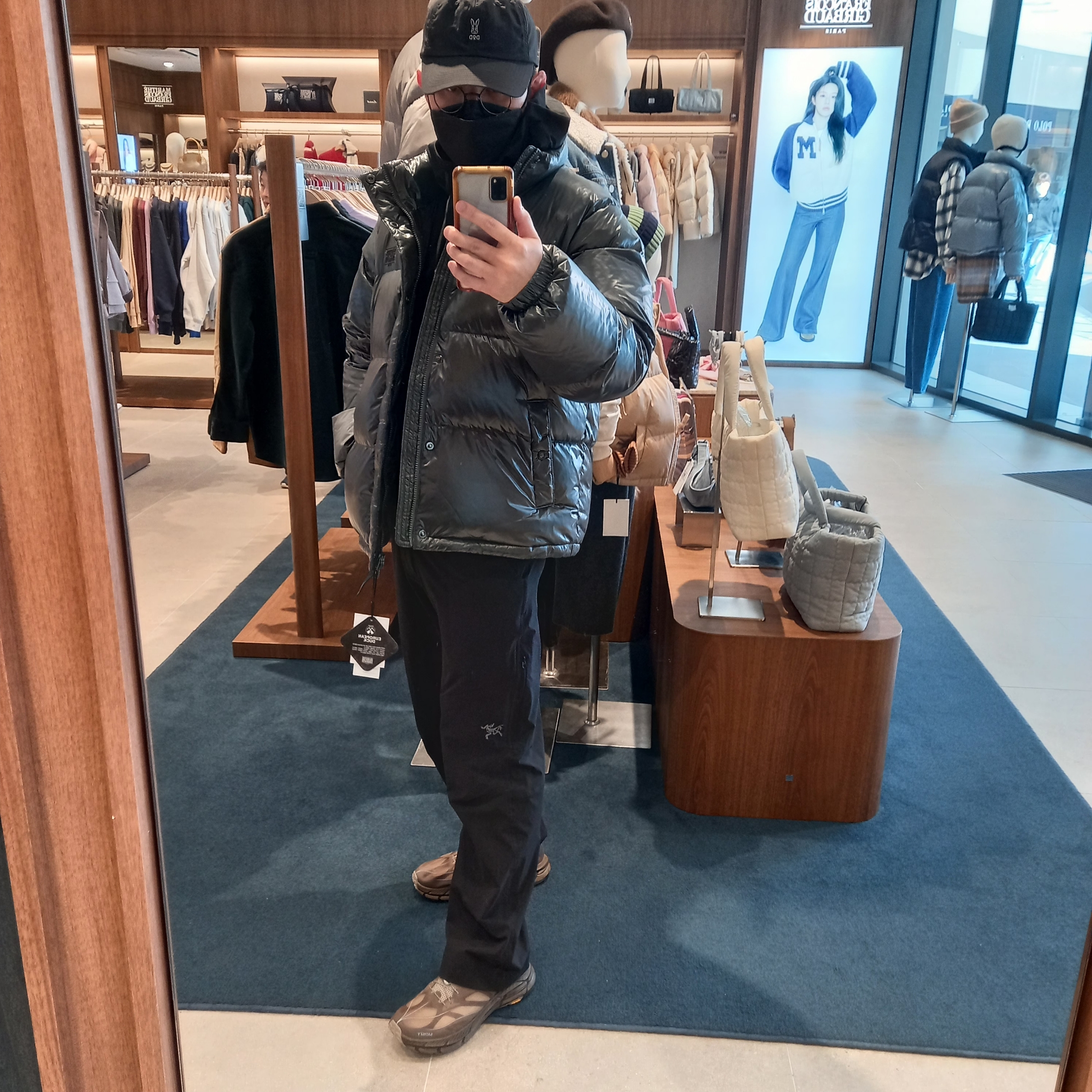 Arc'teryx Cronin Pants Black, Hoka x Satisfy Mafate Speed 4 Lite Rubber 착용 스타일 - 3