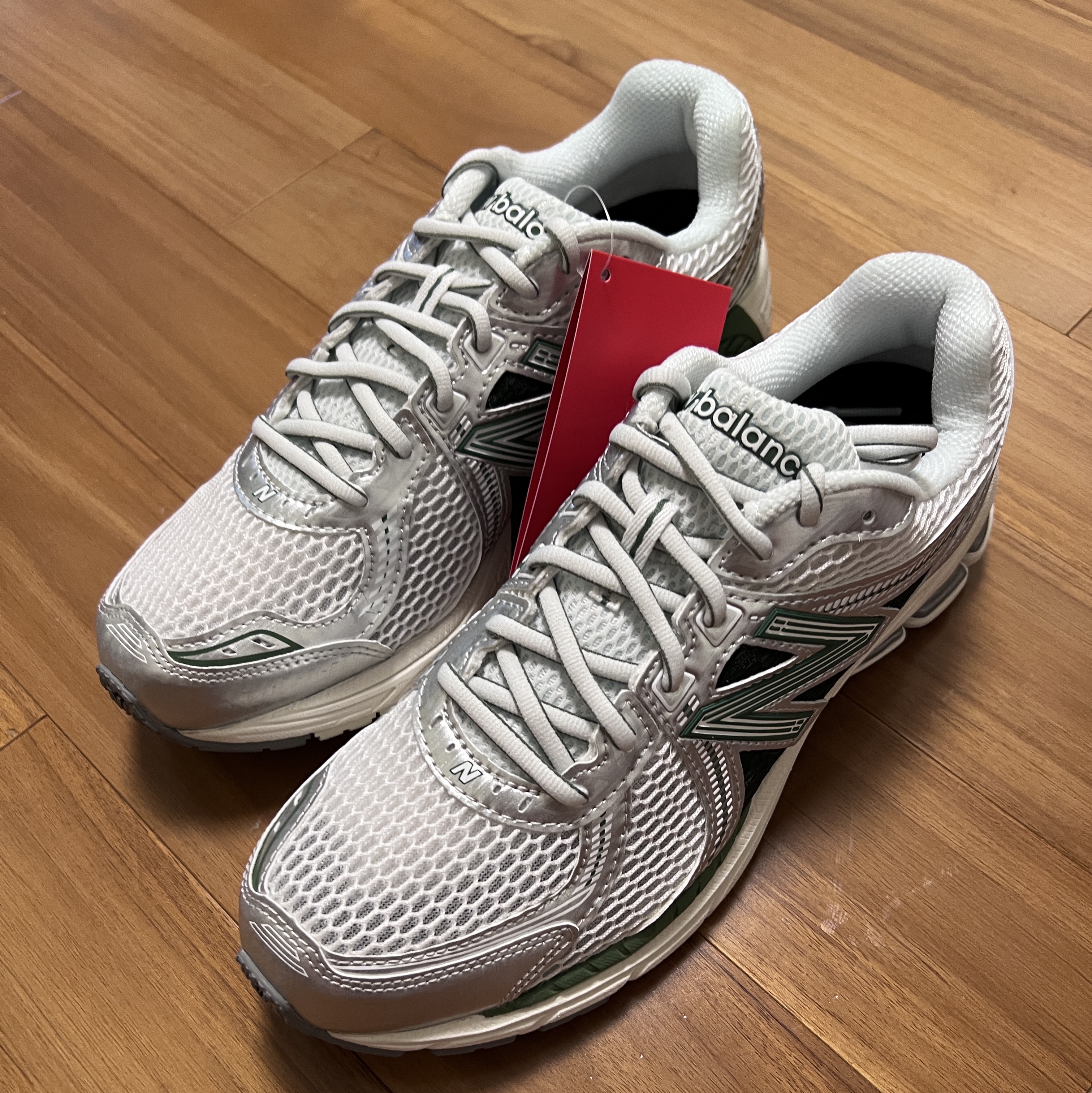 New Balance 860v2 Mallard Green Silver 착용 스타일
