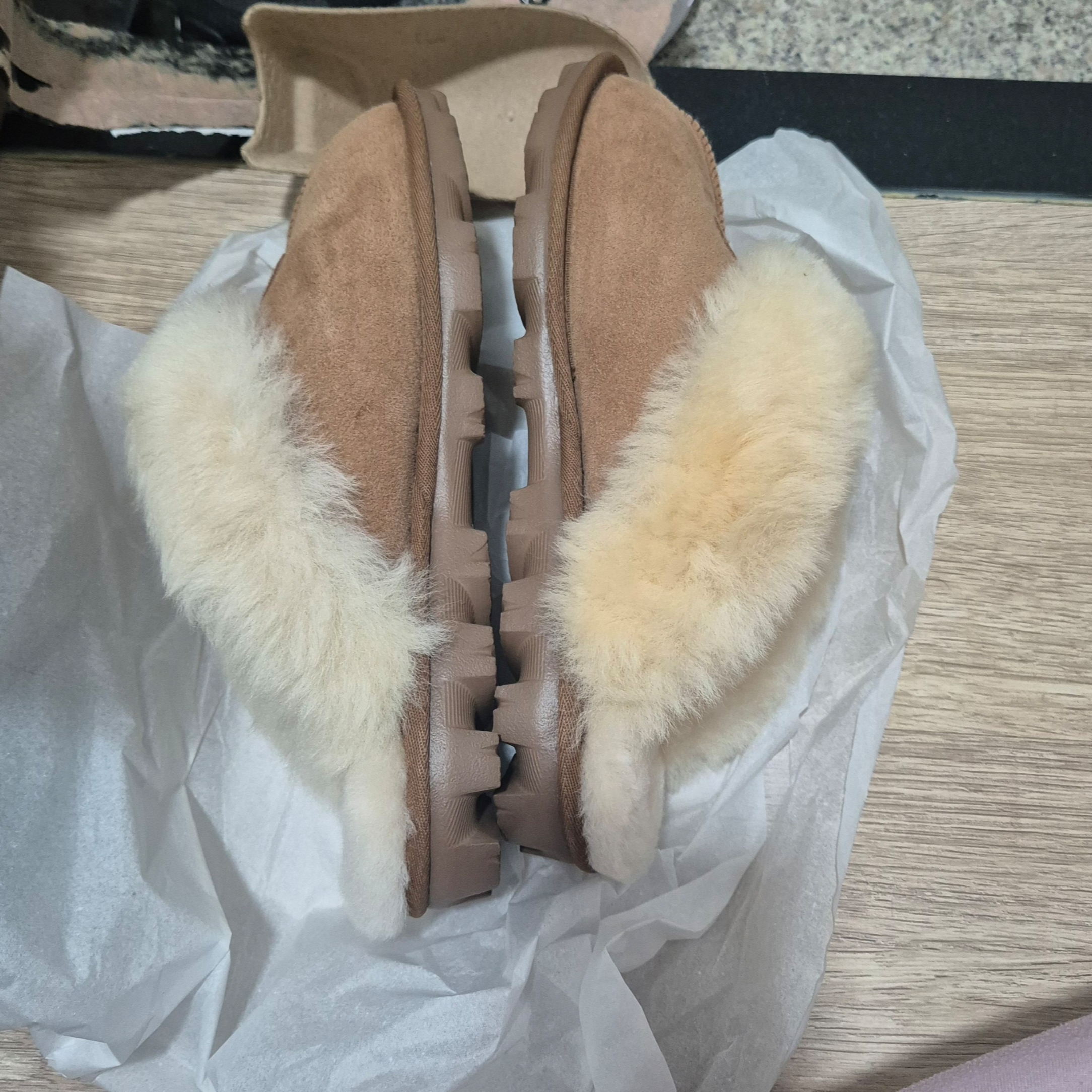 (W) UGG Coquette Slipper Chestnut 착용 스타일 - 1