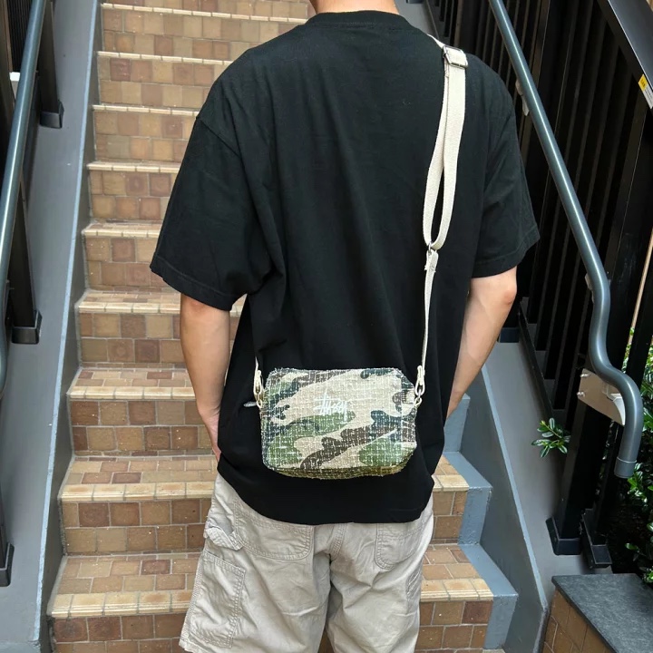 Stussy Needle Punch Side Pouch Camo 착용 스타일 - 1