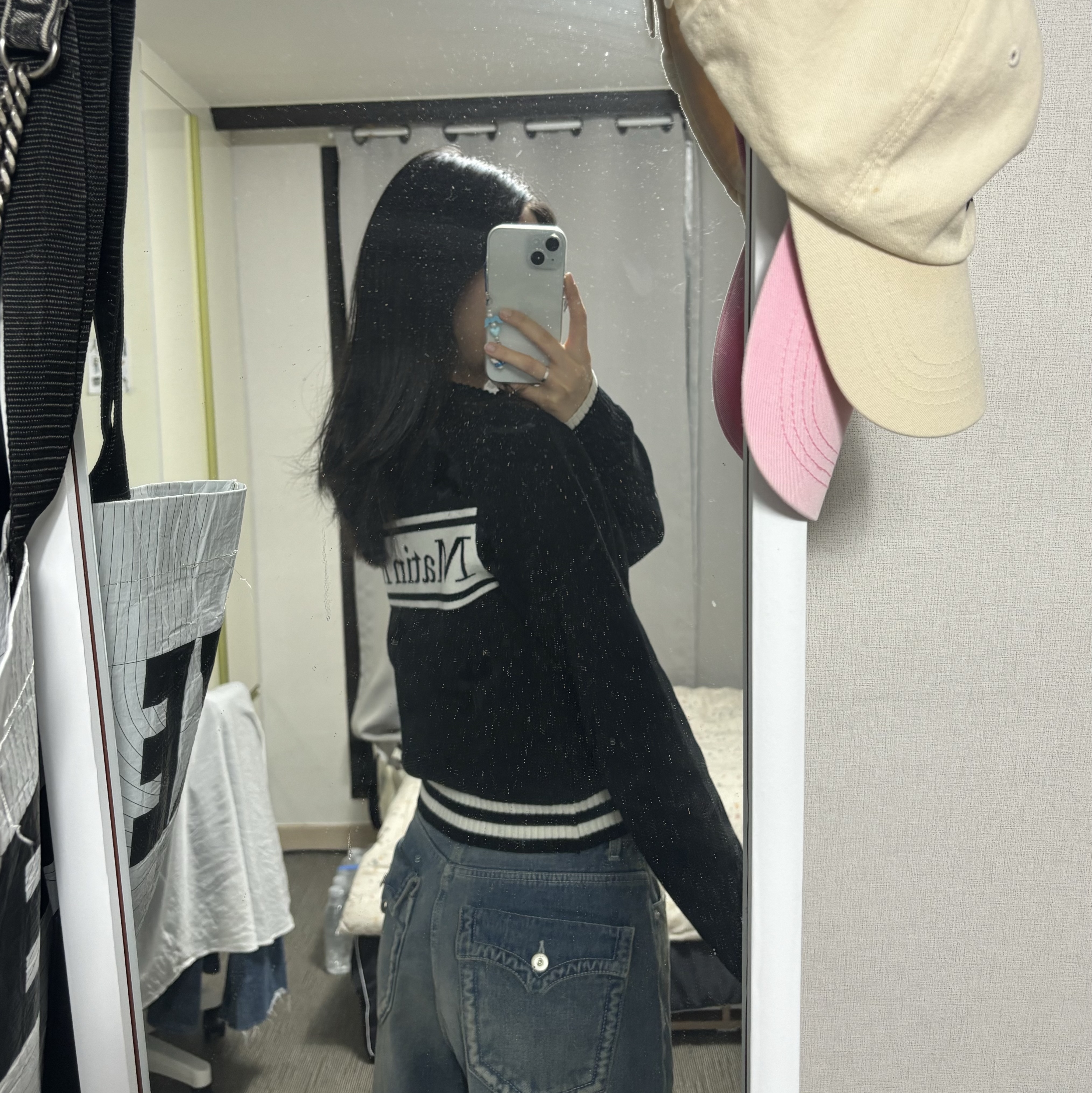 Matin Kim Spell Point Stripe Knit Cardigan Black, Threetimes Ring Bag Black 착용 스타일 - 2