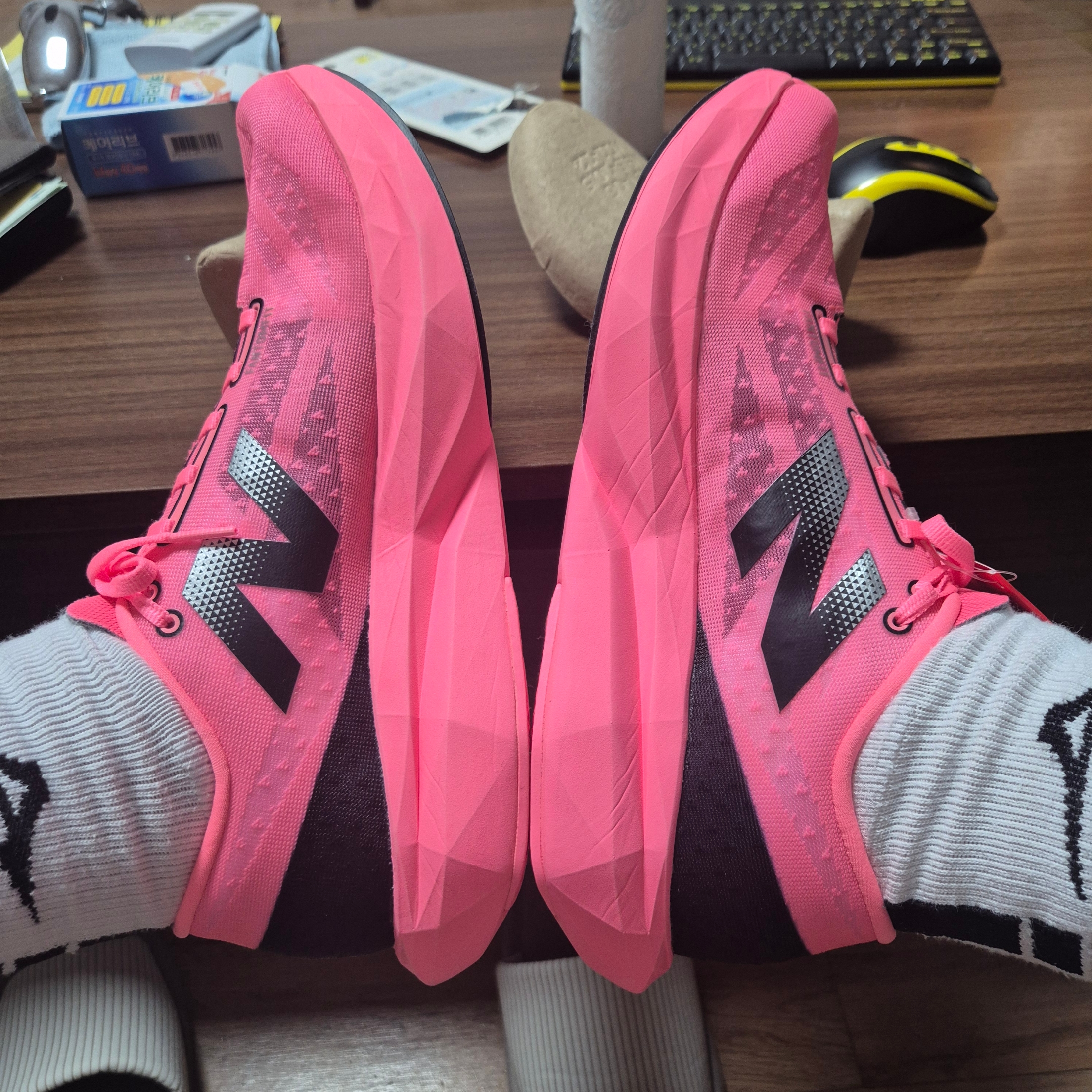 New Balance Fuelcell Rebel v4 Ultra Pink Black - 2E Wide 착용 스타일
