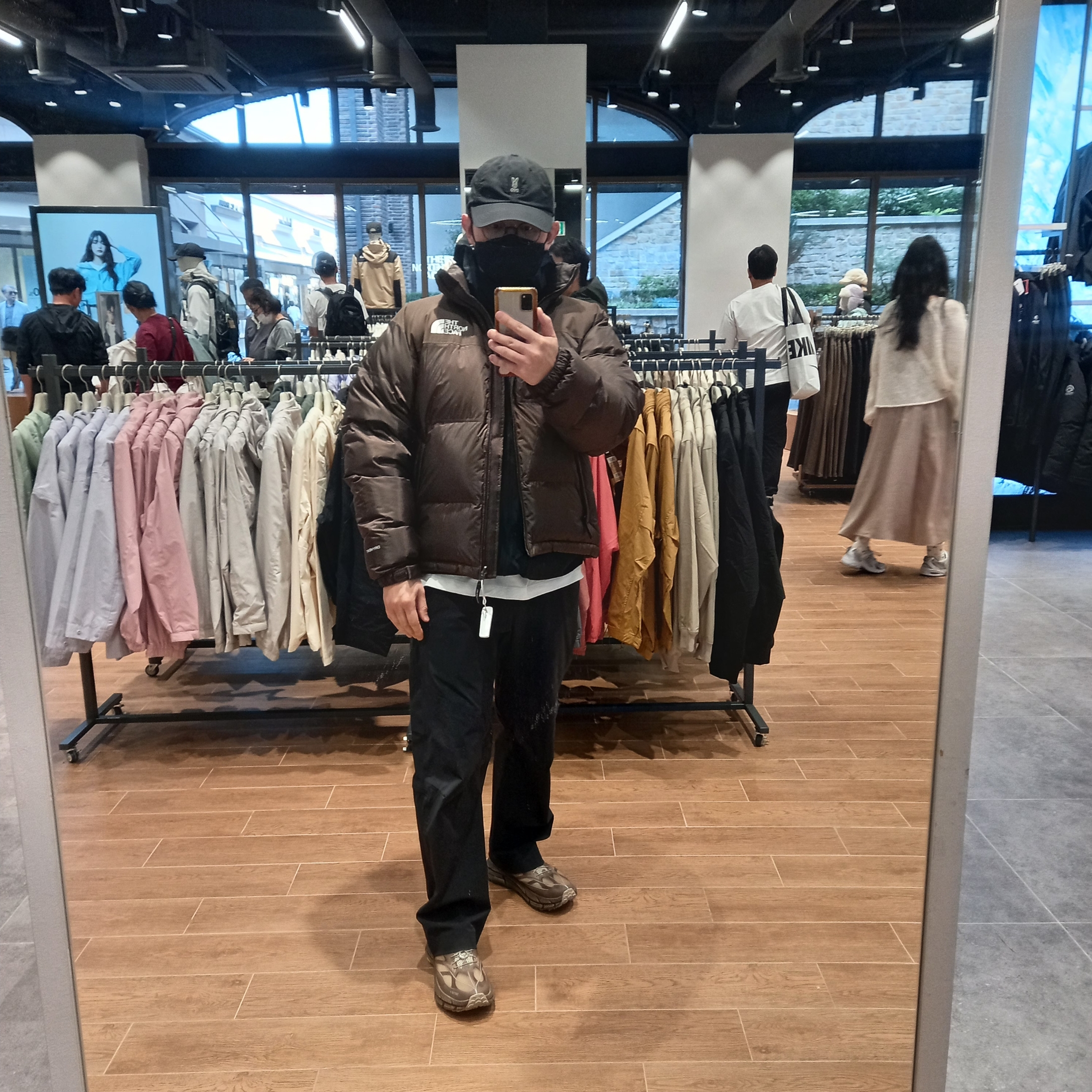 Hoka x Satisfy Mafate Speed 4 Lite Rubber, The North Face 1996 Water Shield Nuptse Jacket Beige Brown 착용 스타일 - 1
