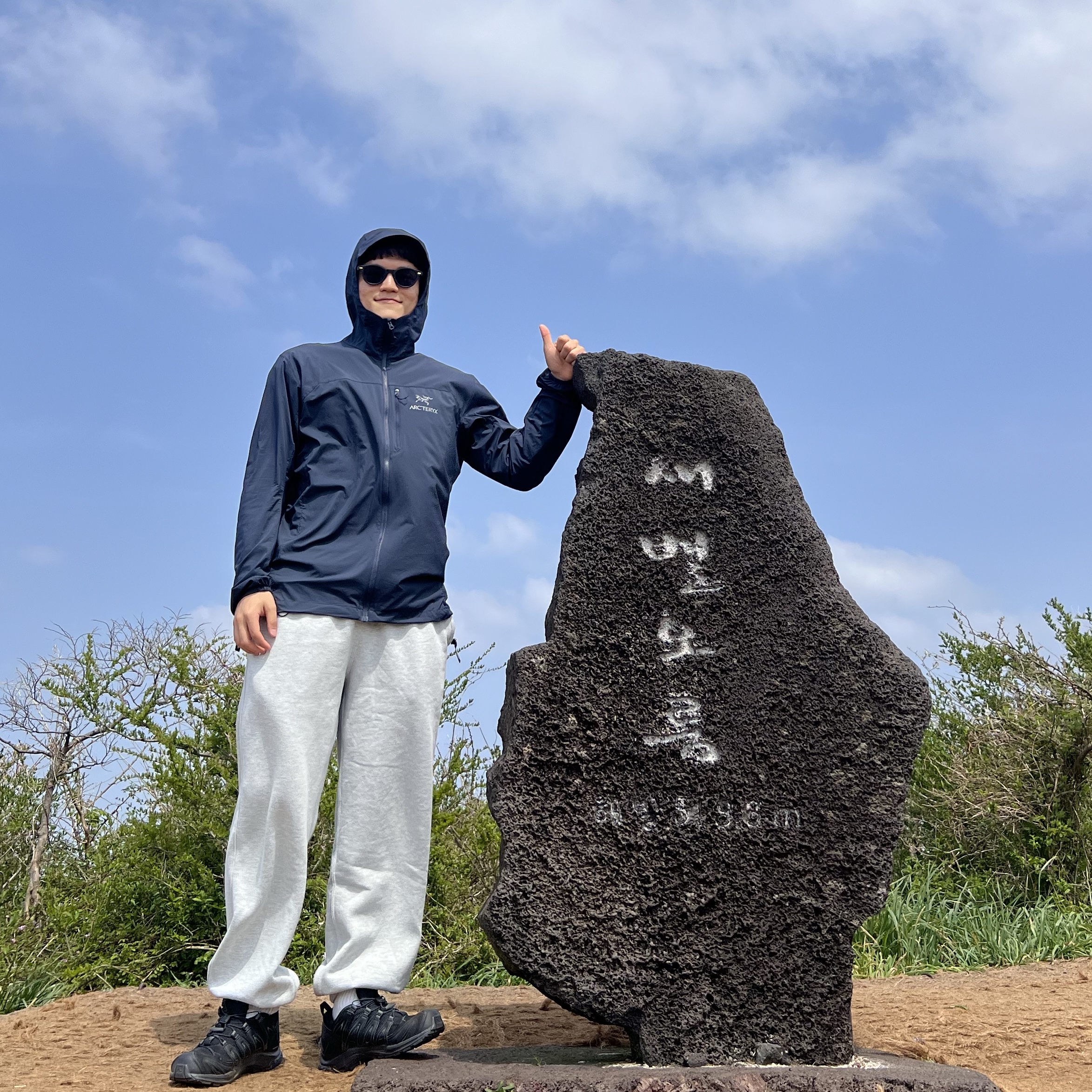 Arc'teryx Squamish Hoody Black Sapphire, Salomon XA Pro 3D Black Magnet 착용 스타일