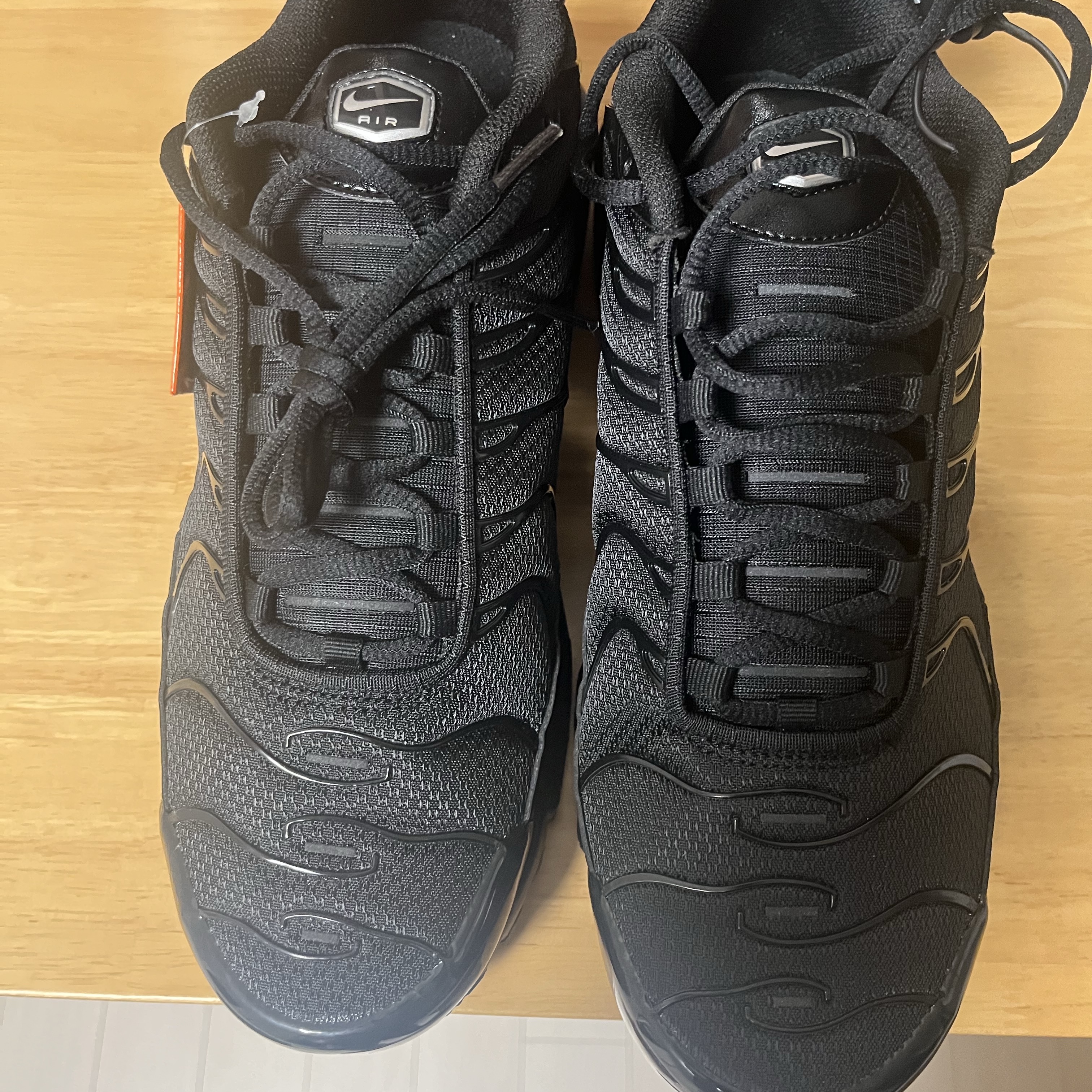 Nike Air Max Plus Triple Black 착용 스타일 - 2