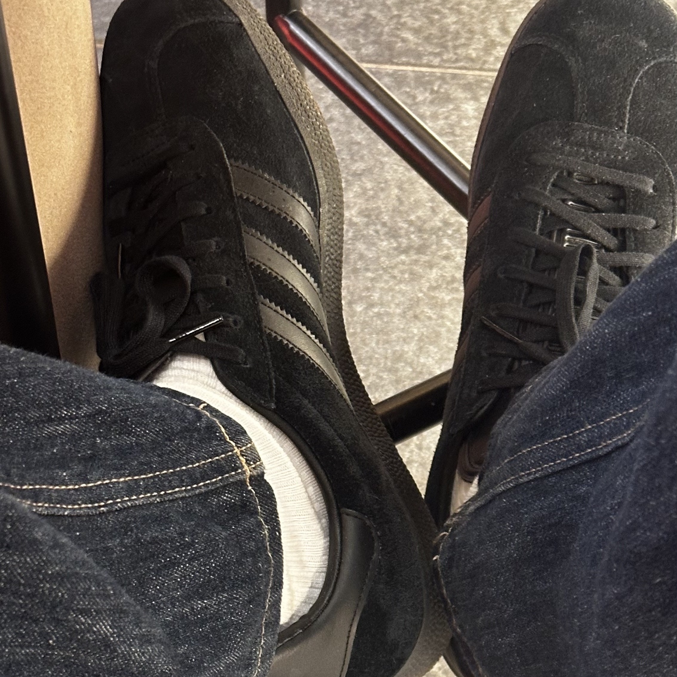 Adidas Gazelle Triple Black 착용 스타일