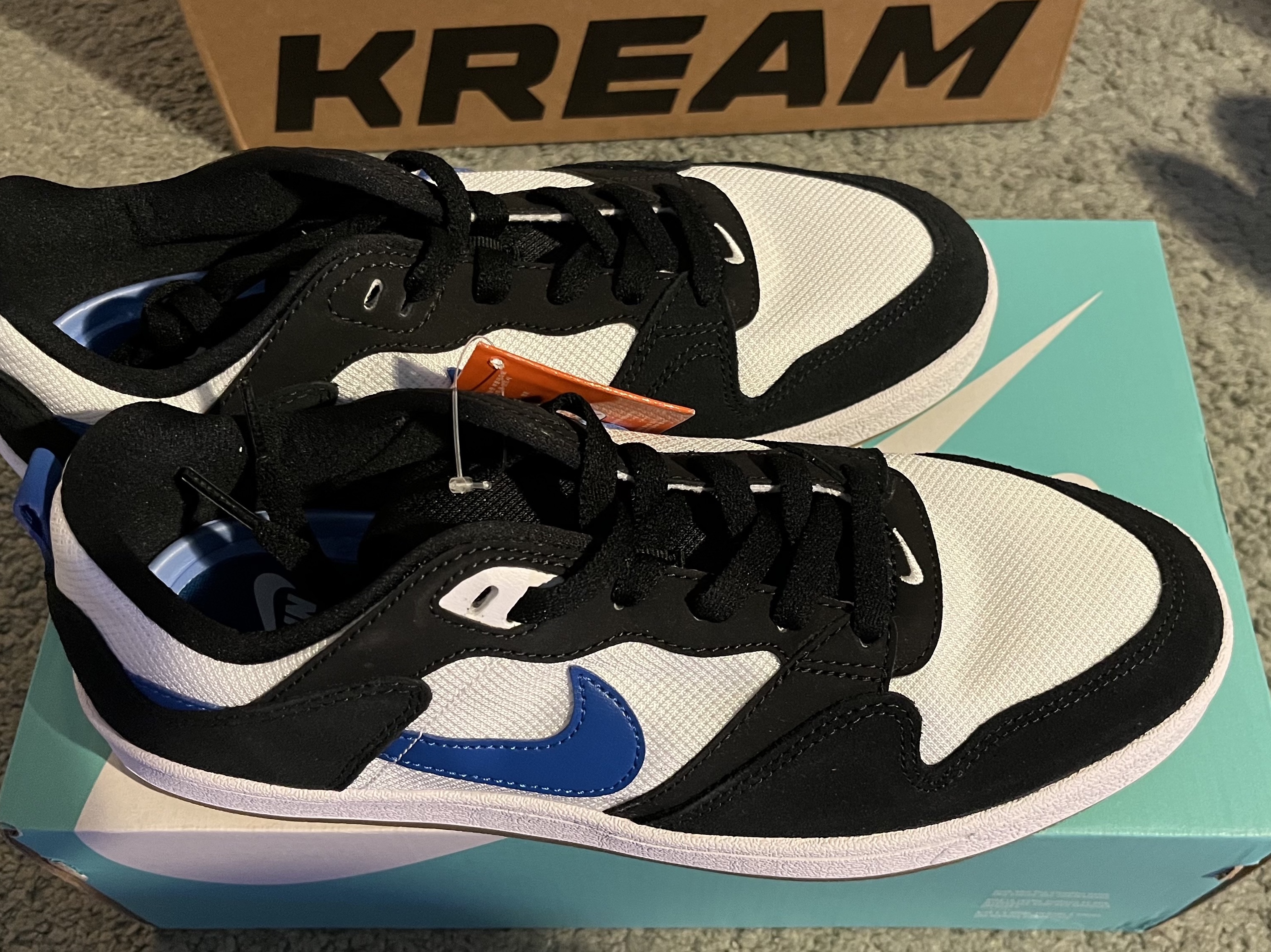 Nike SB Alleyoop White Team Royal 착용 스타일 - 3