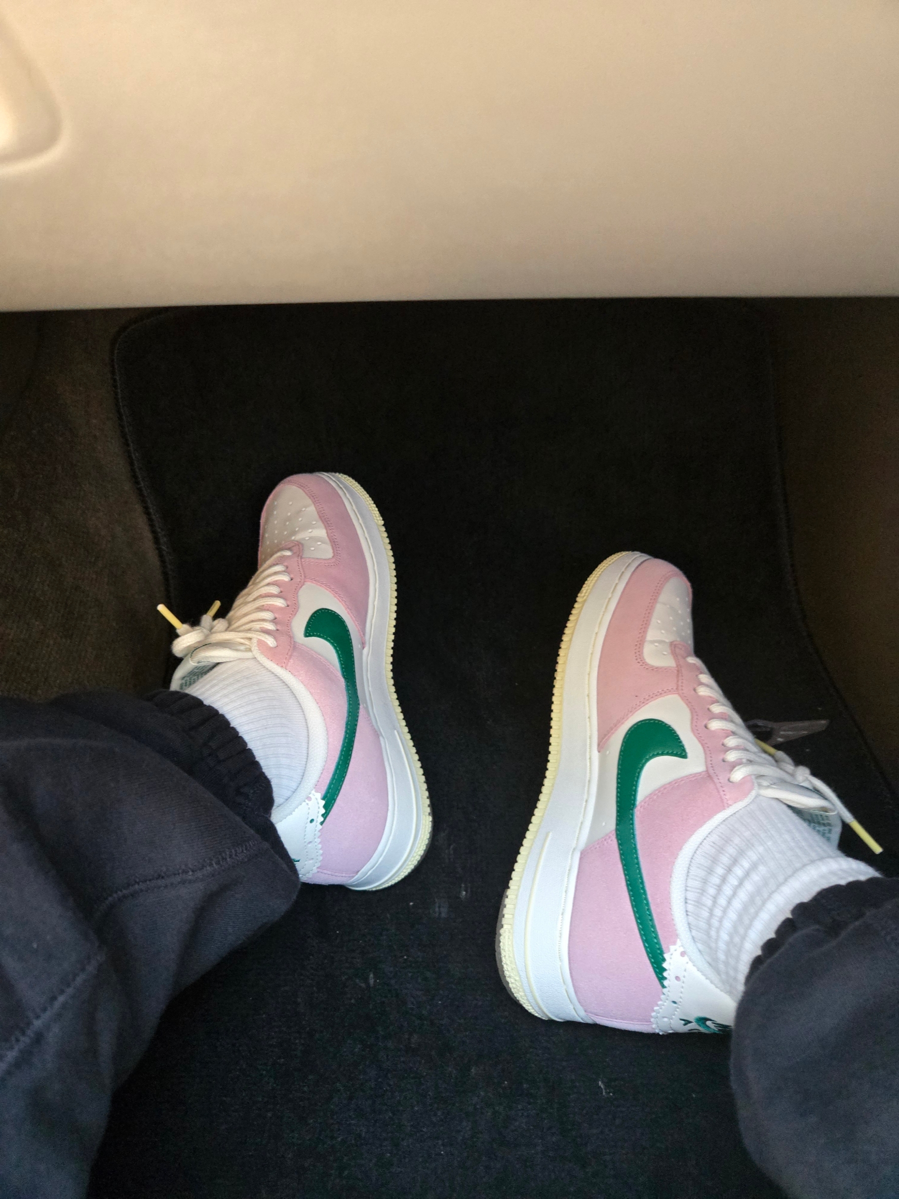 Nike Air Force 1 '07 Sail Medium Soft Pink 착용 스타일