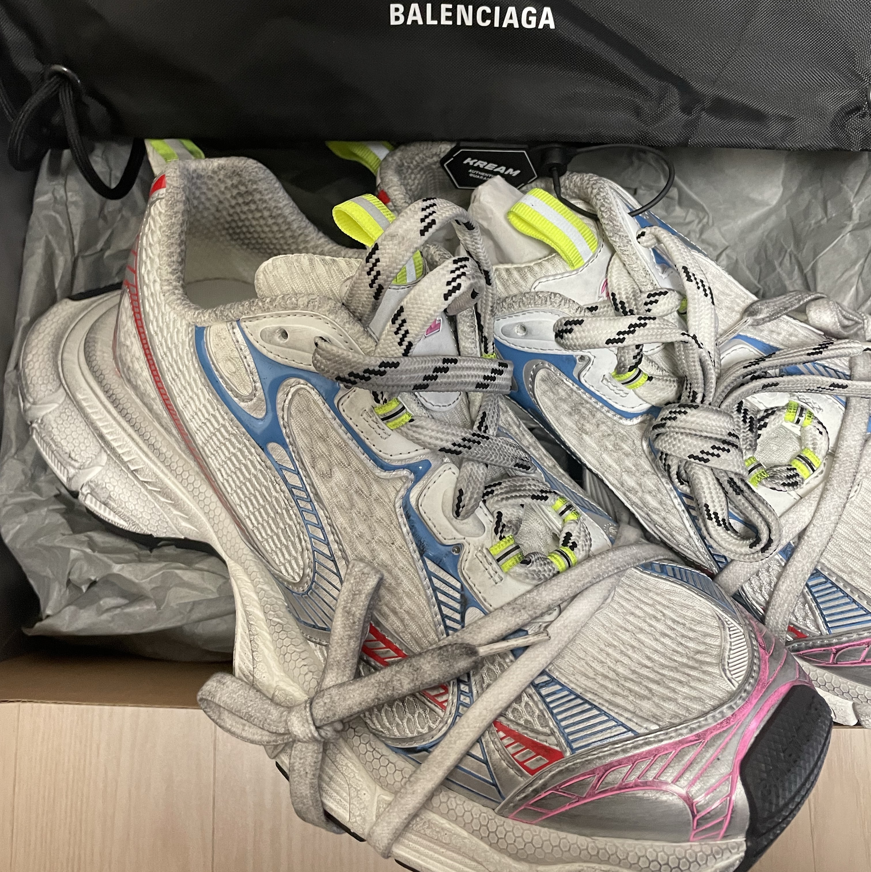 Balenciaga 3XL Sneakers White Red Blue 착용 스타일