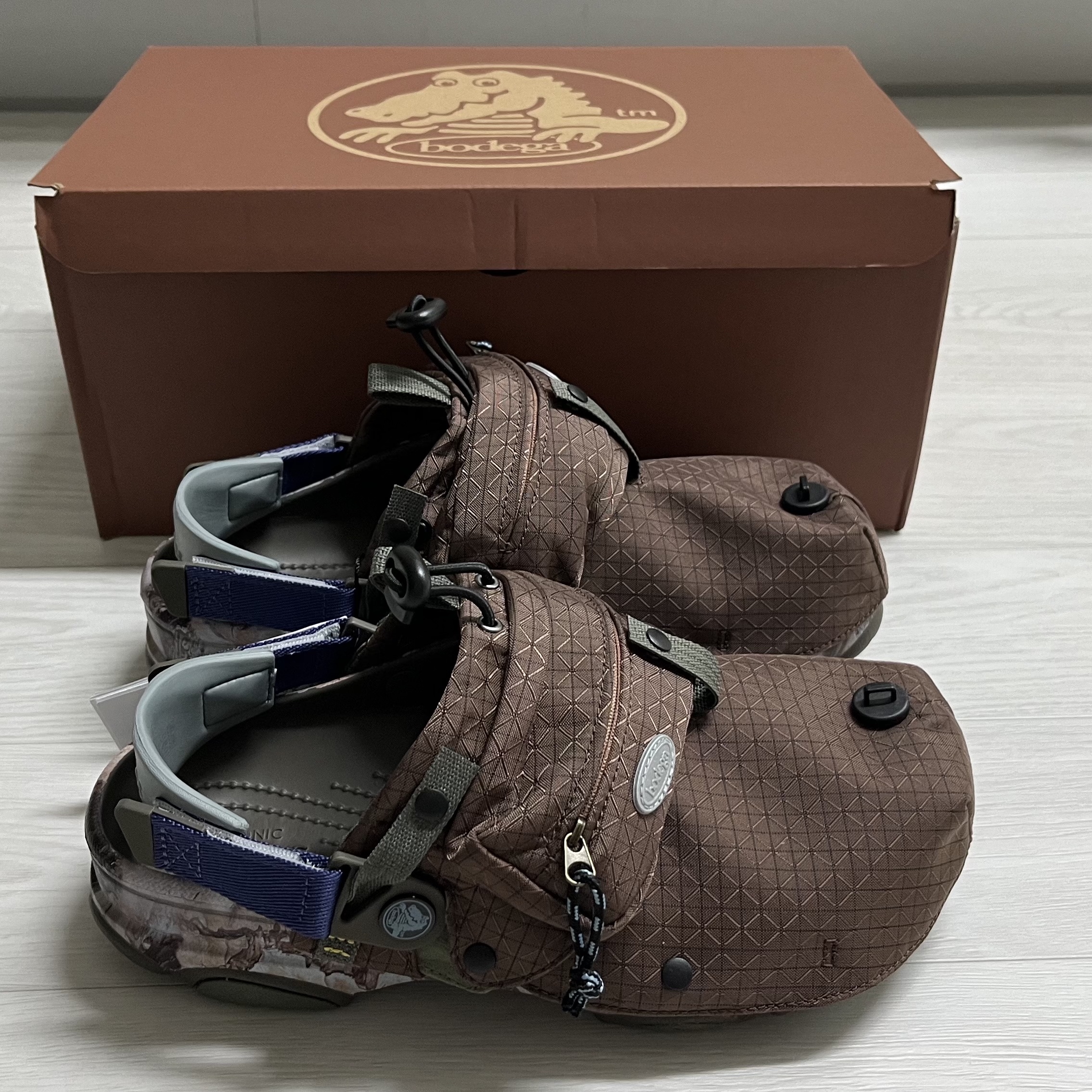 Crocs x Bodega All Terrain Clog 2.0 Nict-Tech Rustic Sedona 착용 스타일 - 3