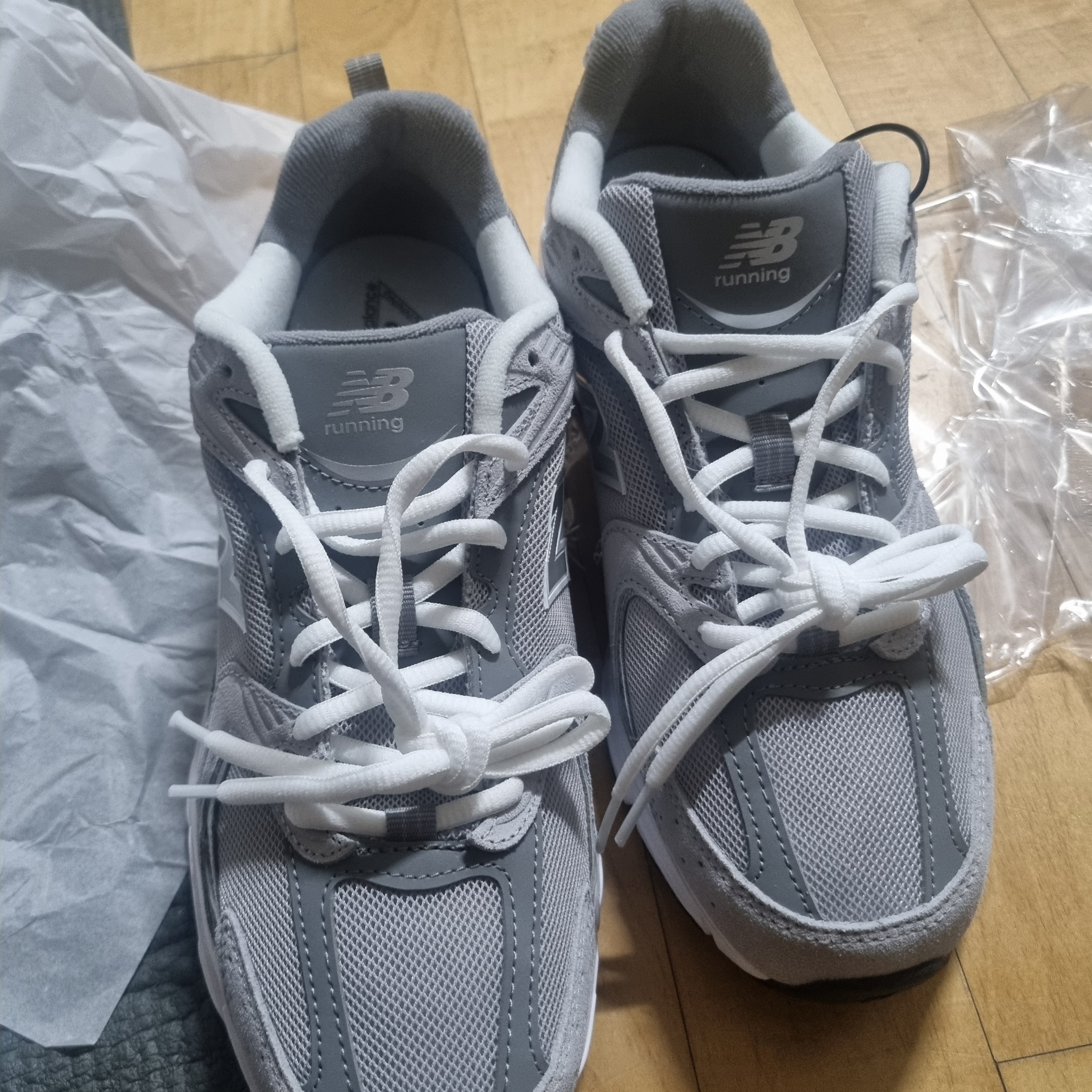 New Balance 530 Grey 착용 스타일 - 2