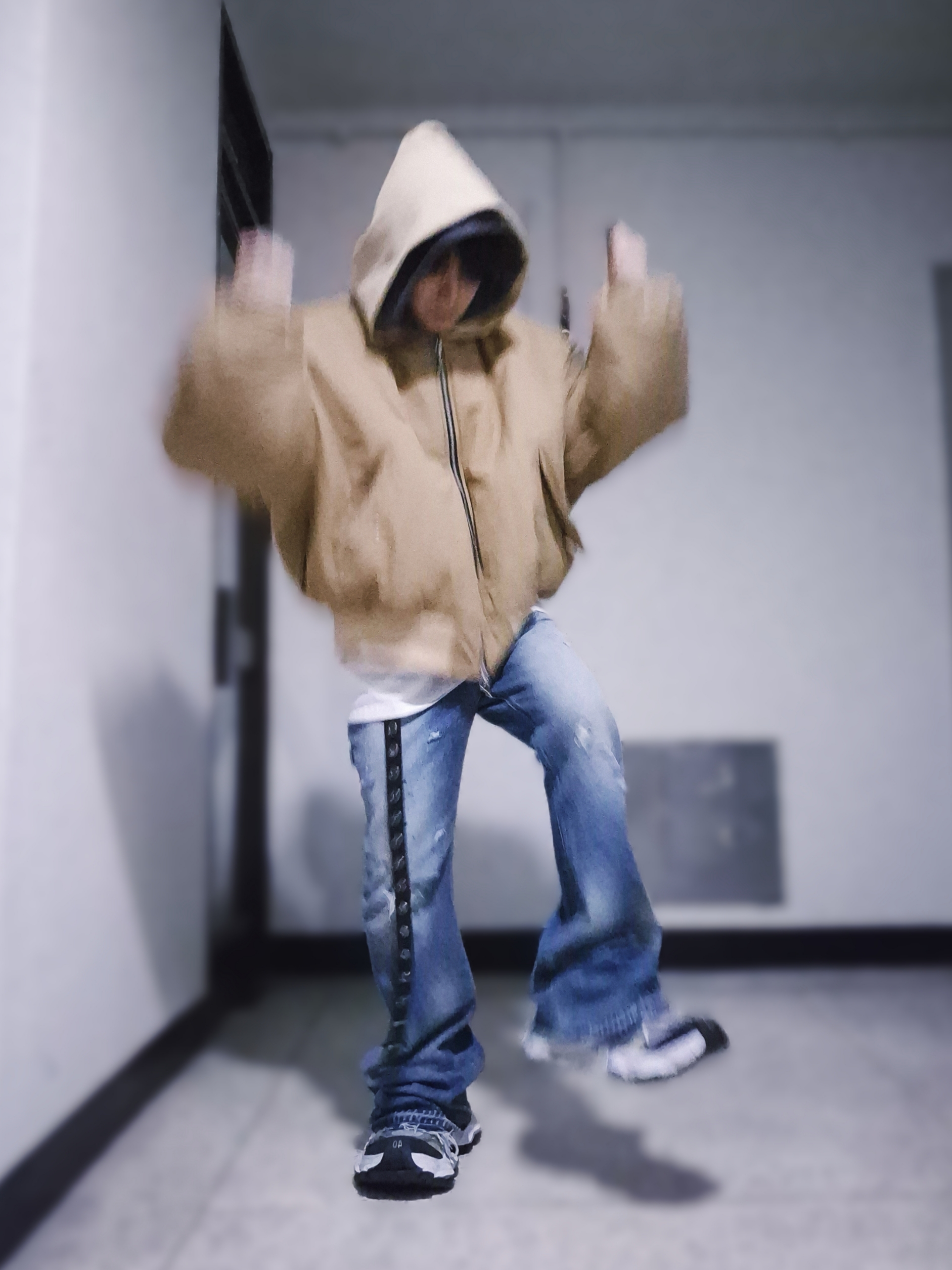 Balenciaga Cargo Sneakers White Grey 착용 스타일 - 9