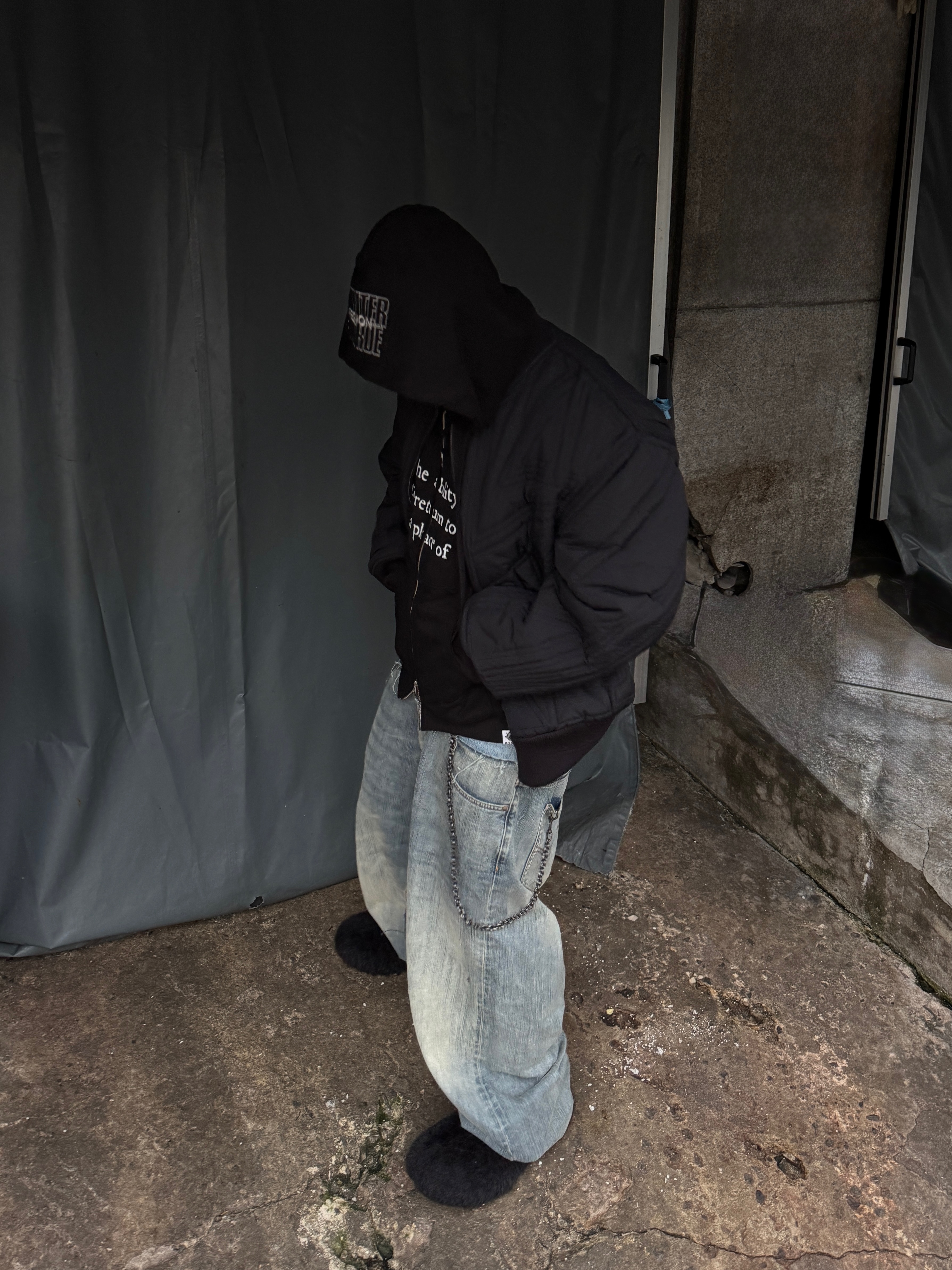 Resurrection13 Patch Work 2Way Zip Up Hoodie Black 착용 스타일