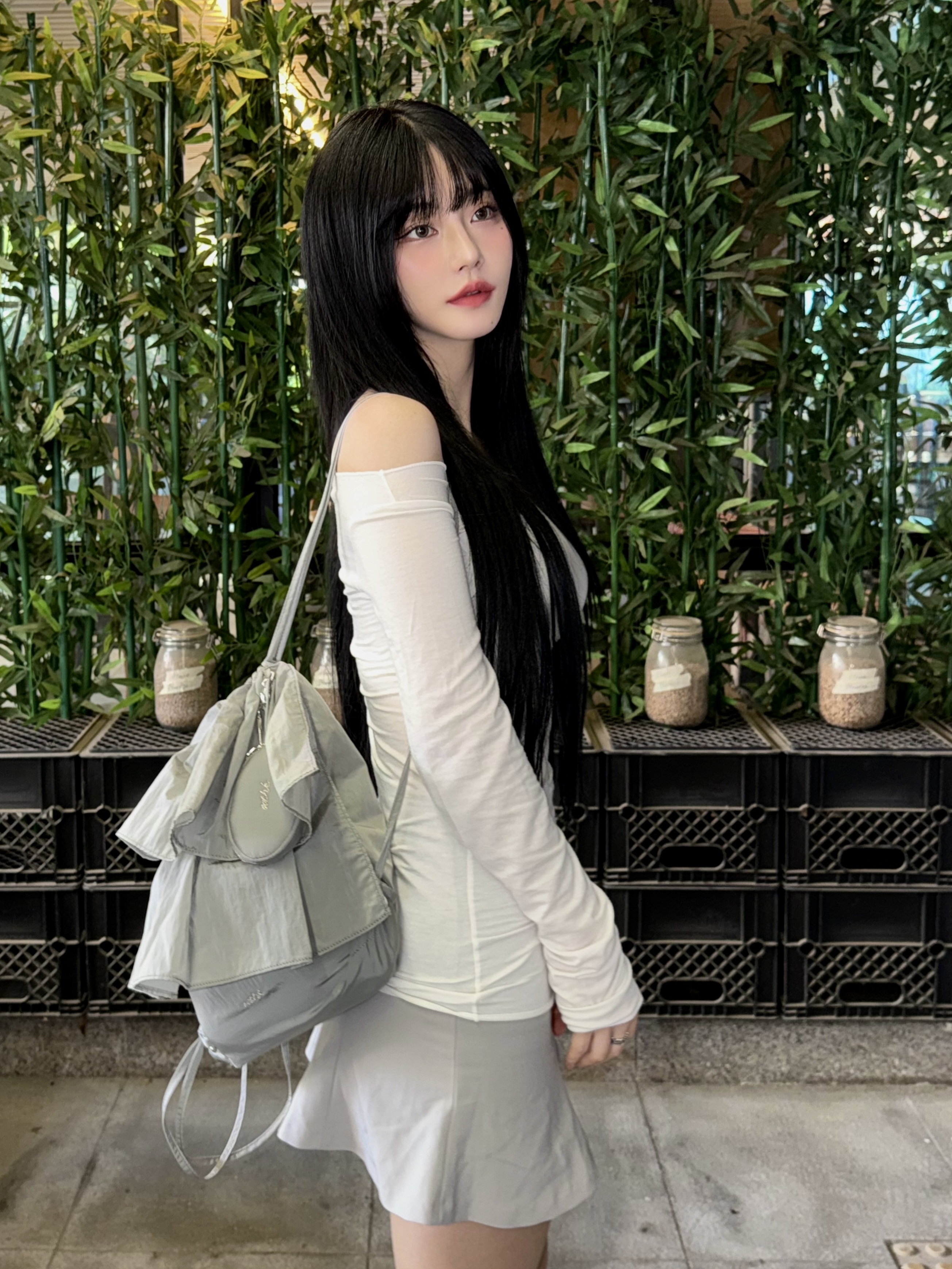 Athe Vanessabruno Prill Backpack And Shoulder Bag Gray, New Balance x Stone Island 991v2 Made in UK Sand 착용 스타일 - 3