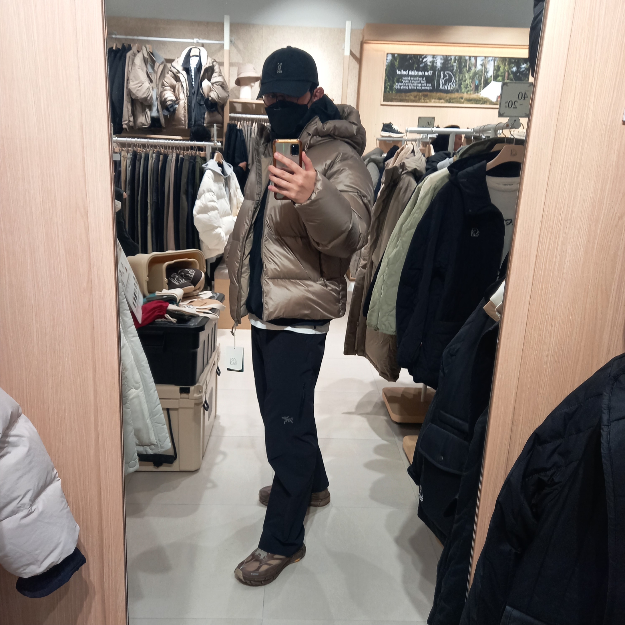 Arc'teryx Cronin Pants Black, Hoka x Satisfy Mafate Speed 4 Lite Rubber 착용 스타일 - 1
