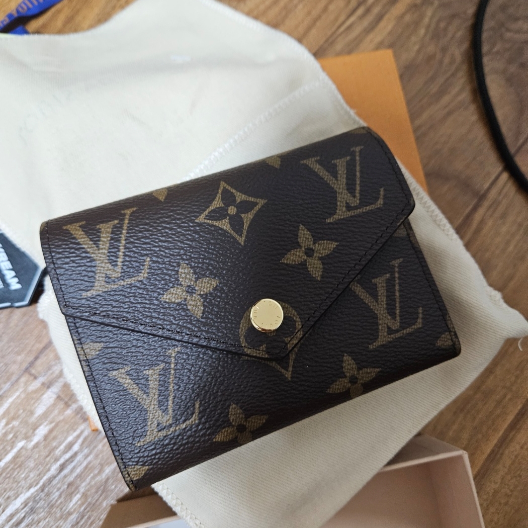 Louis Vuitton Victorine Wallet Monogram 착용 스타일