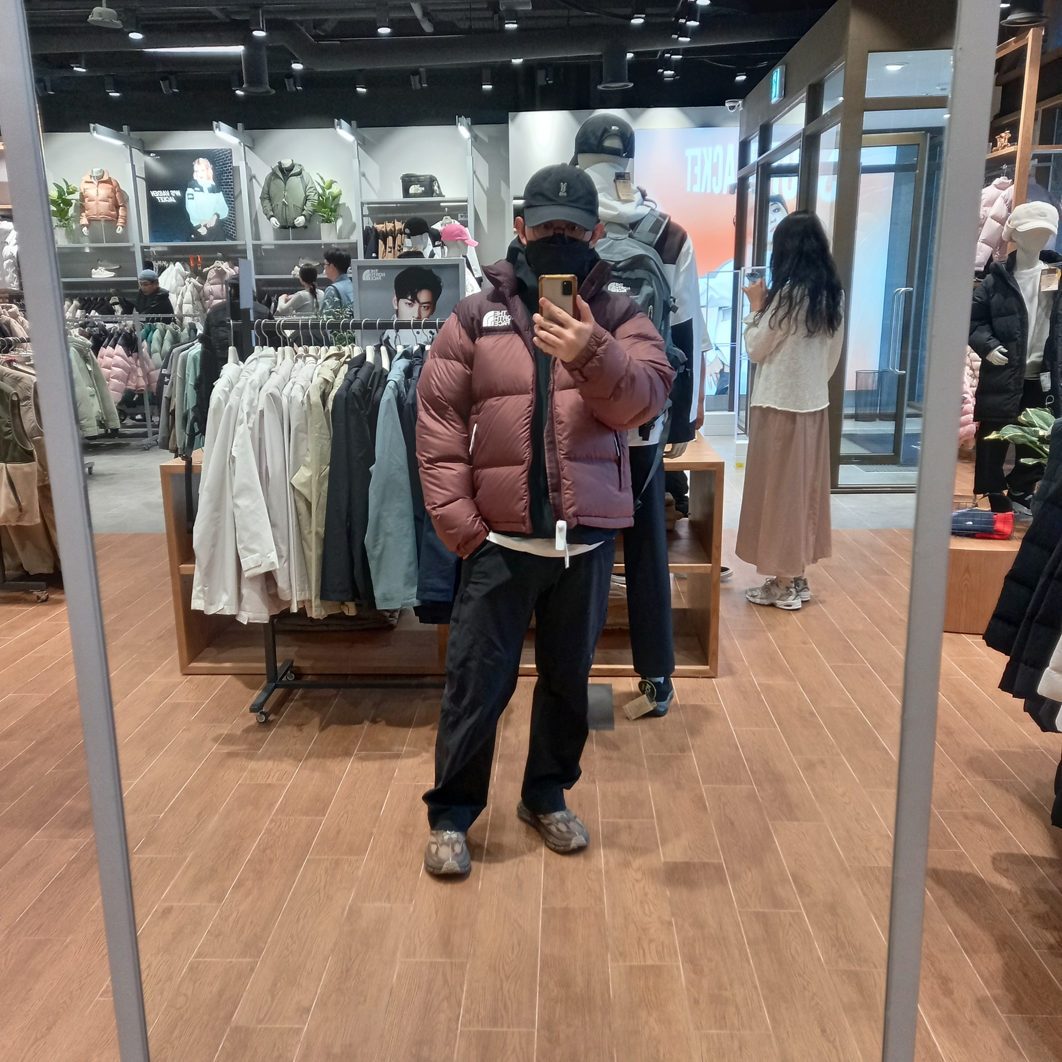 The North Face 1996 Eco Nuptse Jacket Maroon - 24FW, Hoka x Satisfy Mafate Speed 4 Lite Rubber 착용 스타일 - 1