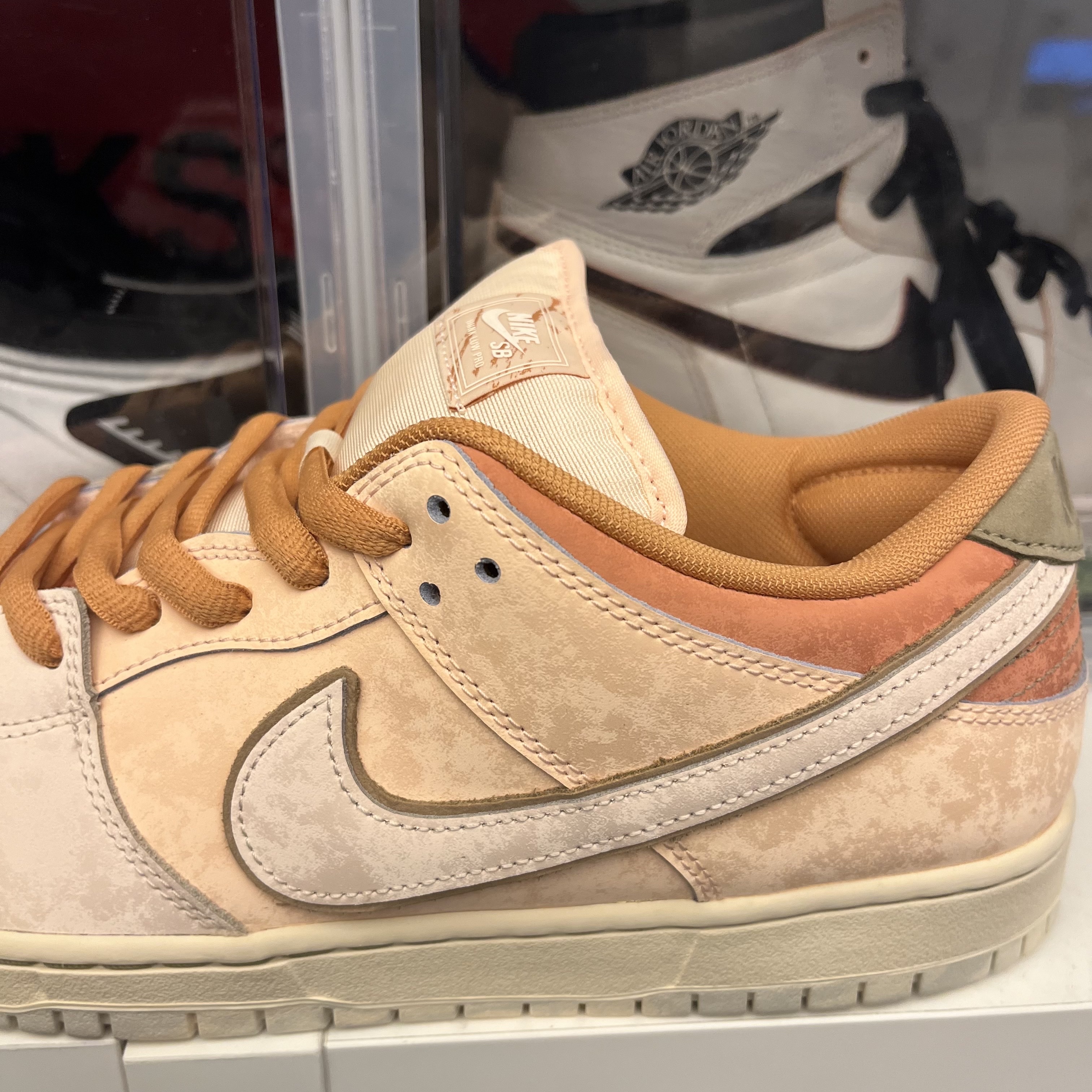 Nike SB Dunk Low Pro Crimson Tint and Amber Brown 착용 스타일 - 1