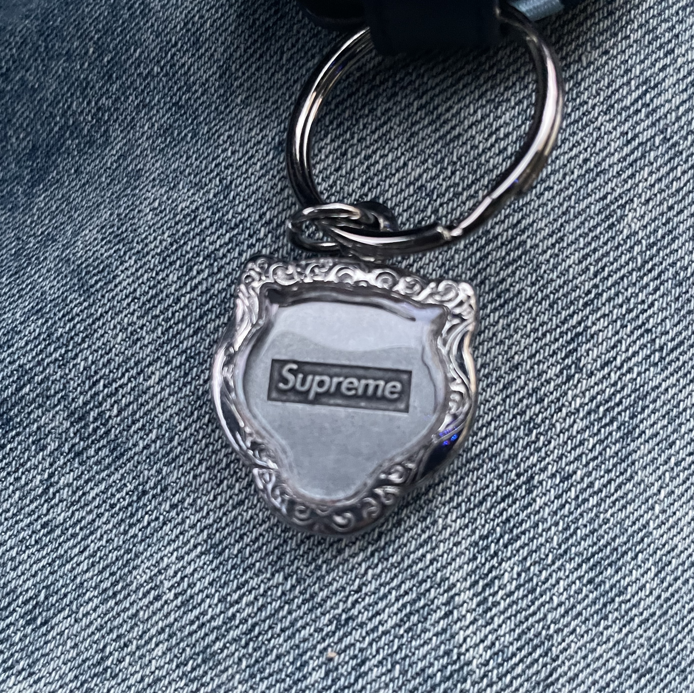 Supreme Tiger Keychain Silver - 24FW 착용 스타일