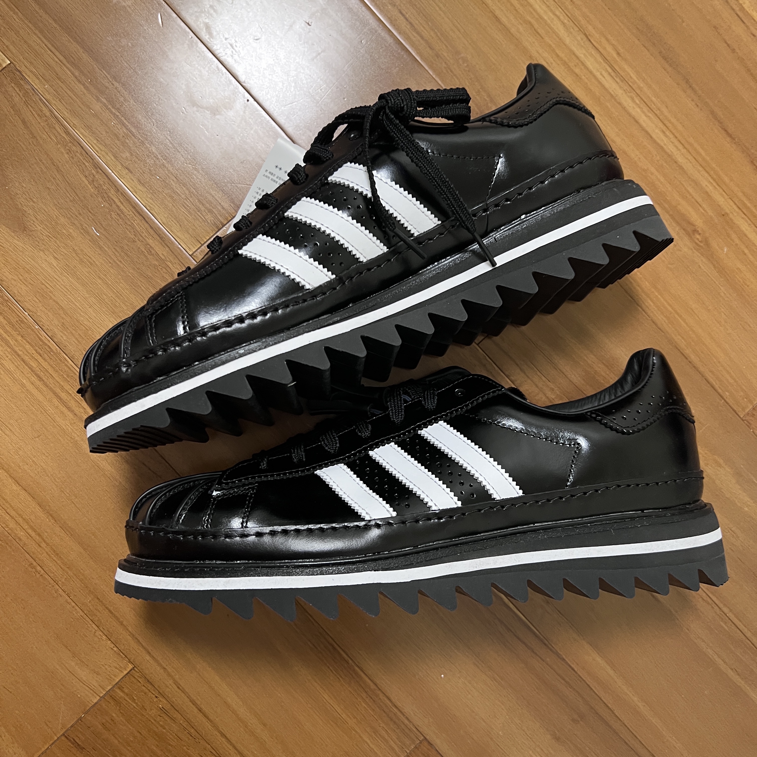 Adidas x Clot Superstar Core Black Cloud White 착용 스타일