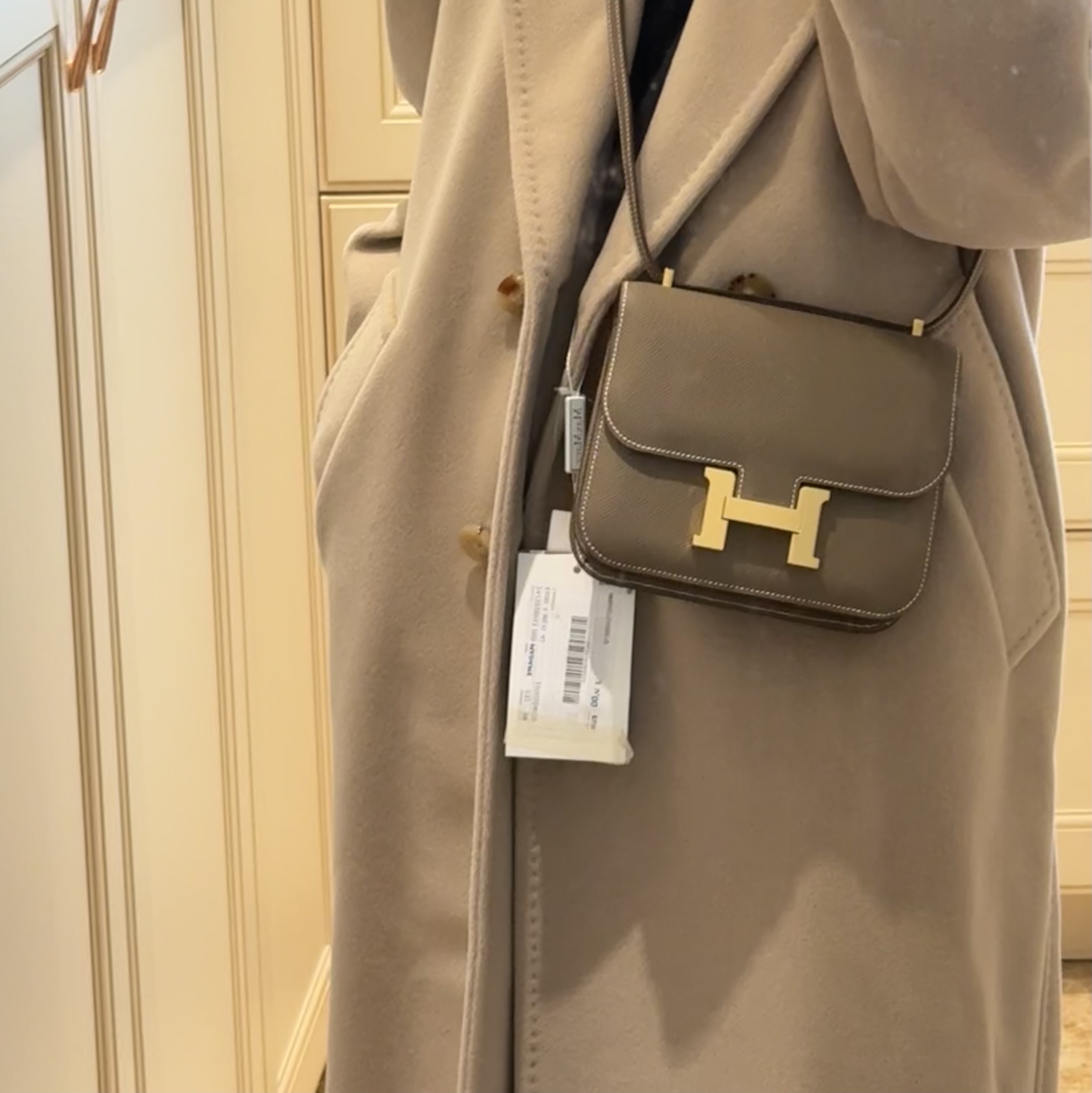 (W) Max Mara Madame 101801 Icon Coat Sand, Hermes Constance III Mini 18 Bag Epsom & Gold Etoupe (New Version with Mirror) 착용 스타일 - 3