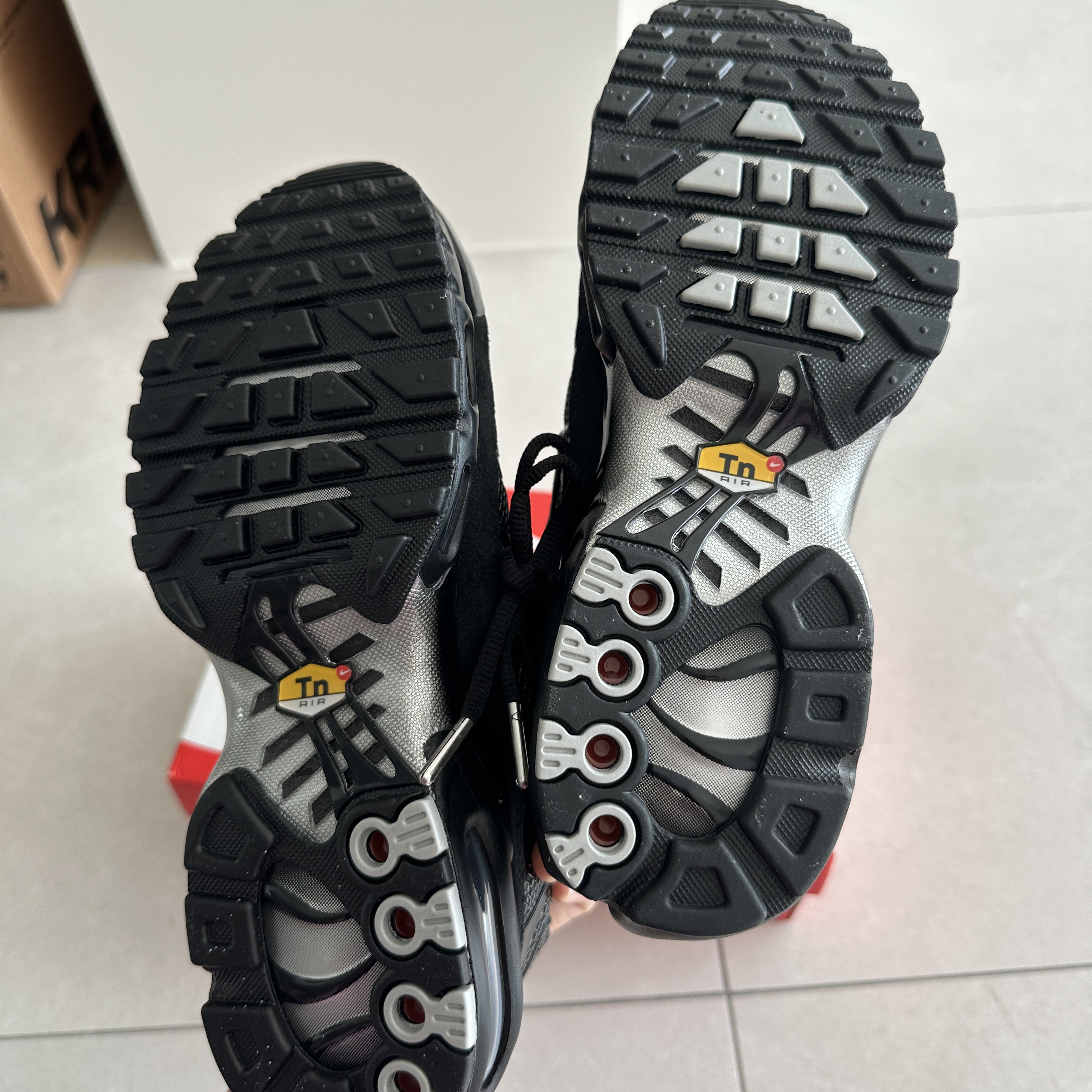 (W) Nike Air Max Plus Black Metallic Silver 착용 스타일 - 4