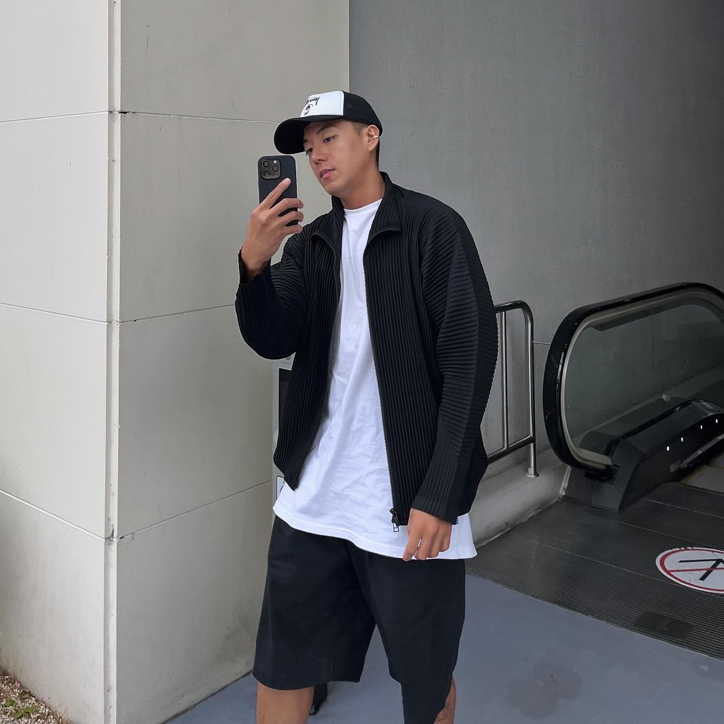 Stussy Skull Mesh Trucker Cap Black, Apple iPhone 16 Pro 256GB Black Titanium (Korean Ver.) 착용 스타일 - 1