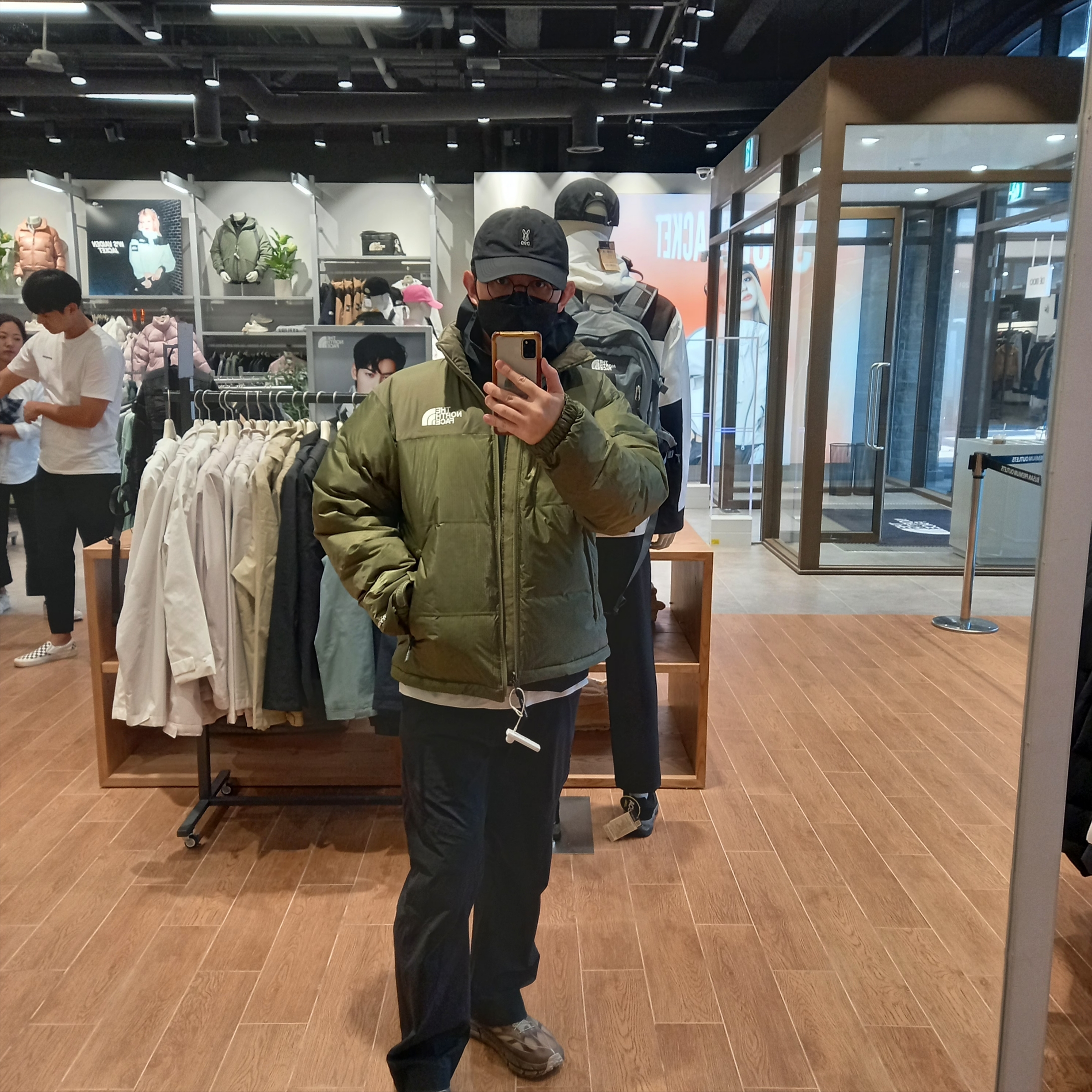 The North Face 92 Ripstop Nuptse Jacket Forest Olive, Hoka x Satisfy Mafate Speed 4 Lite Rubber 착용 스타일 - 1