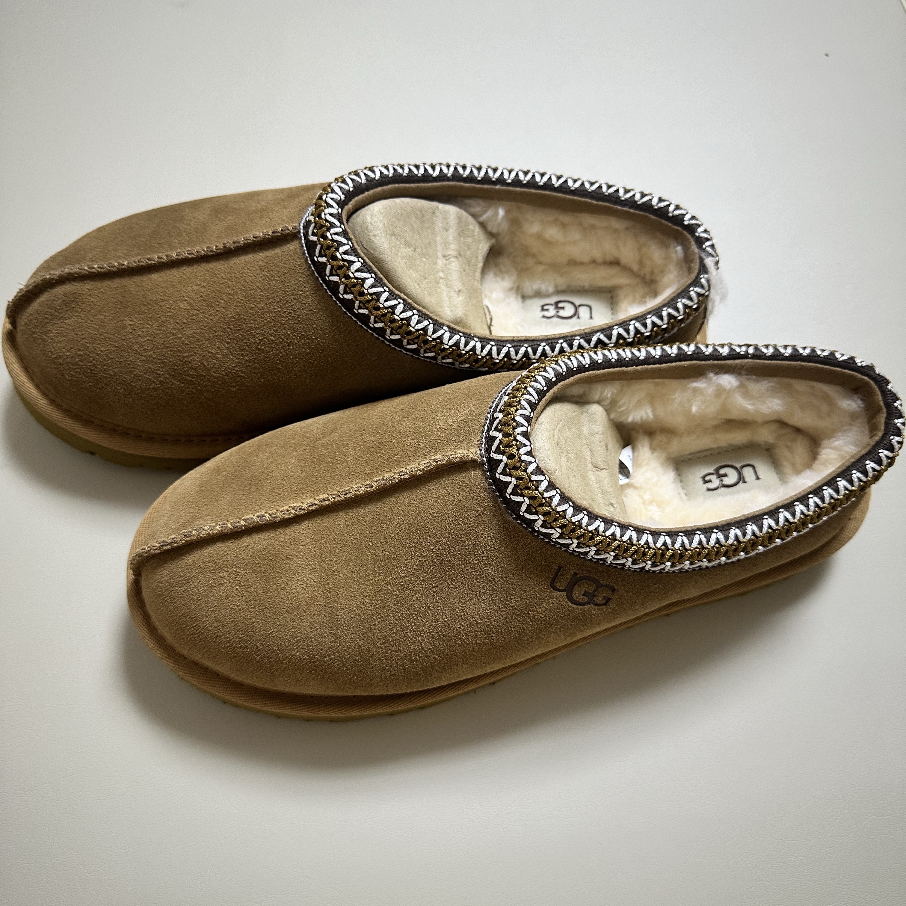 UGG Tasman Slipper Chestnut 착용 스타일