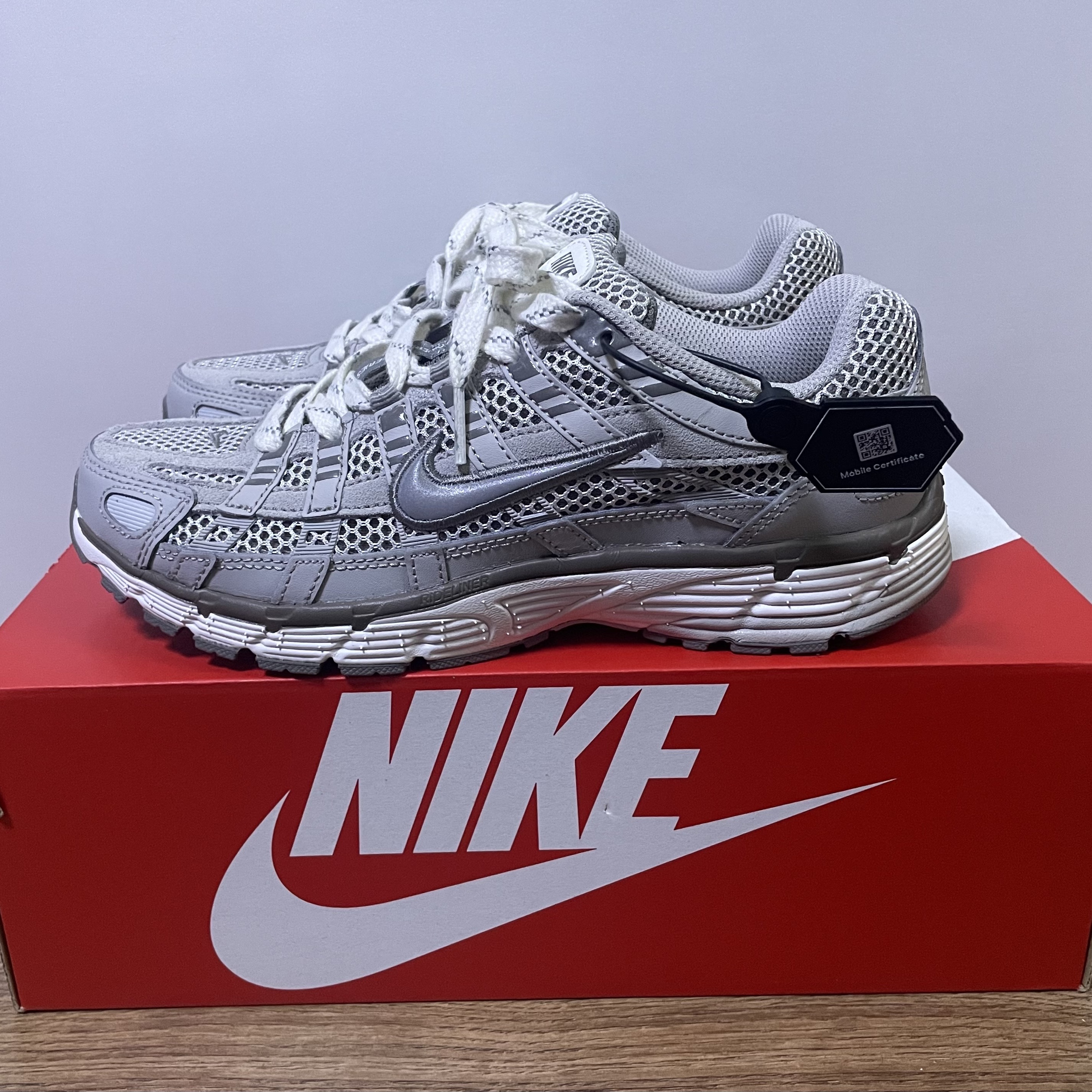 Nike P-6000 PRM Light Iron Ore 착용 스타일 - 1