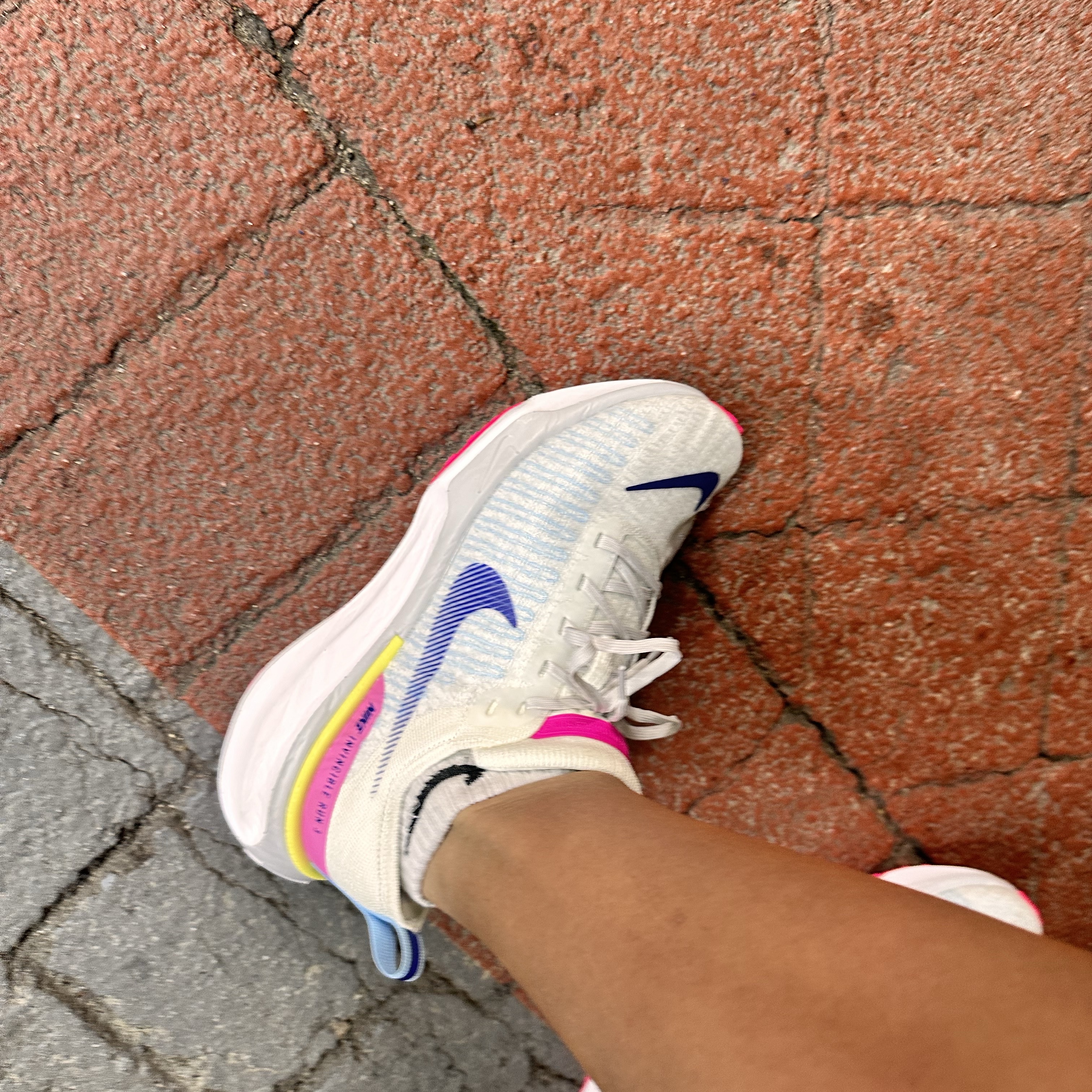 Nike ZoomX Invincible Run Flyknit 3 Fierce Pink Deep Royal Blue 착용 스타일