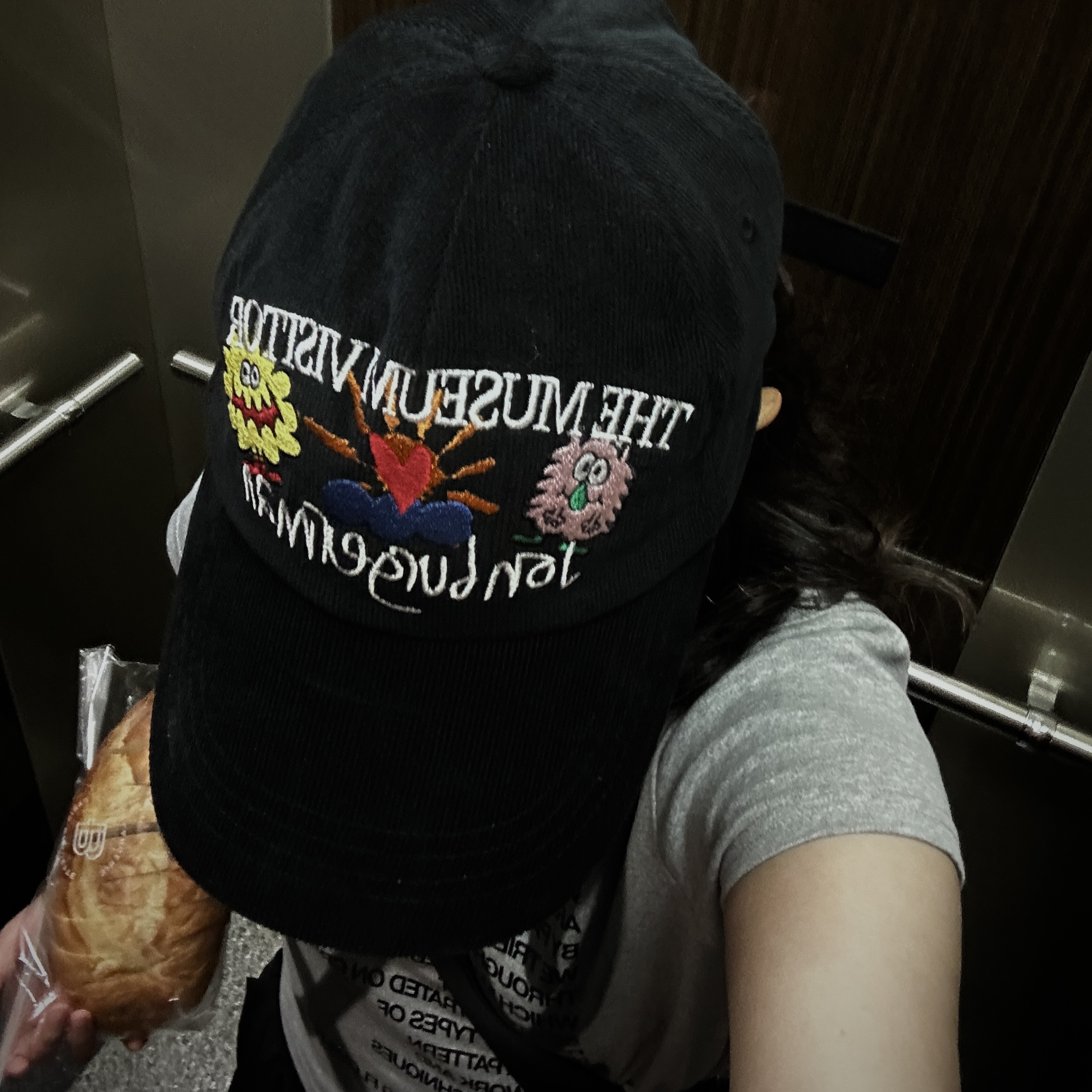 The Museum Visitor x Jon Burgerman Pinky Winky & Charlie Ball Cap Black, The Museum Visitor Women Crop Heart Sprayed T-Shirts Grey 착용 스타일