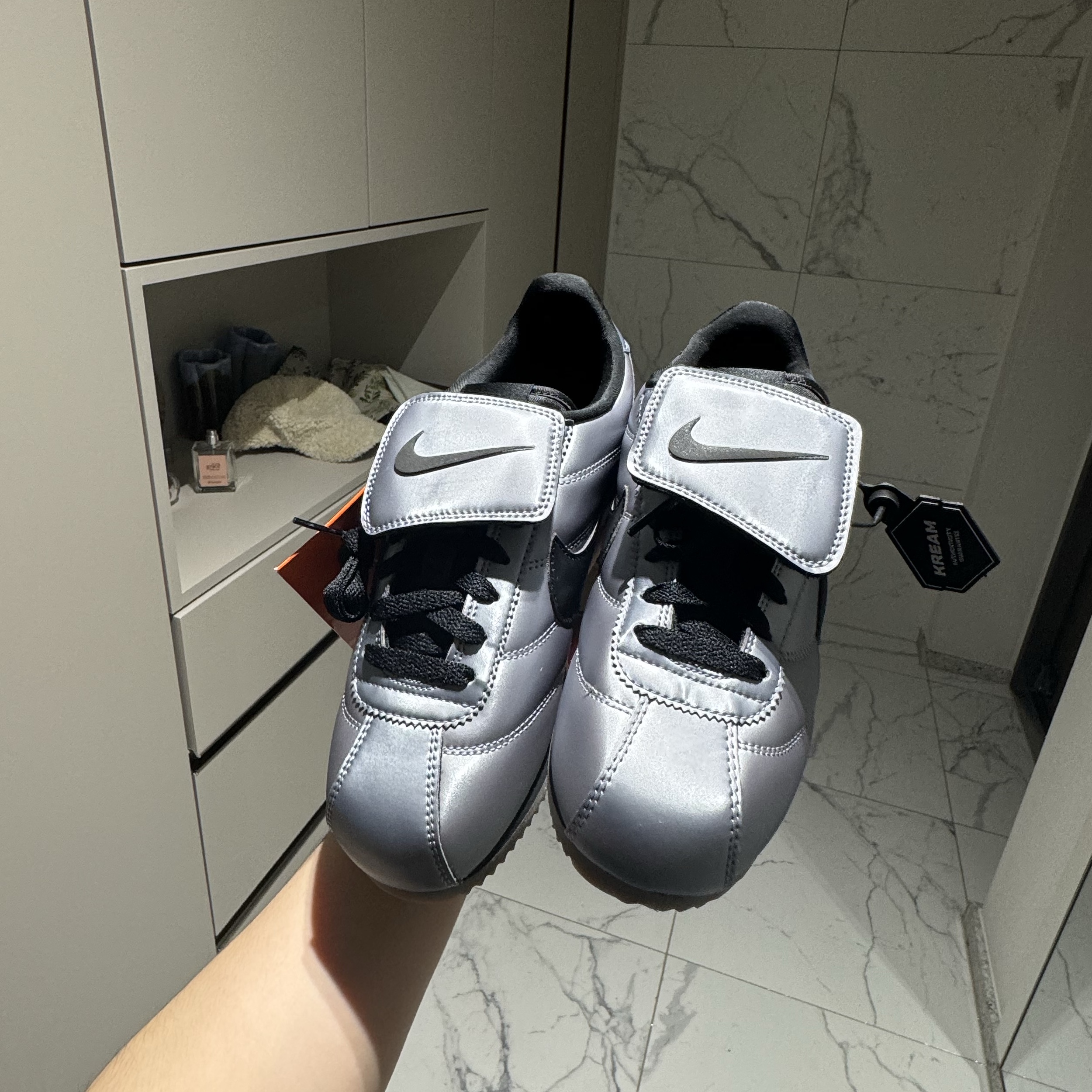 Nike Cortez Leather SE Metallic Cool Grey Black 착용 스타일 - 1