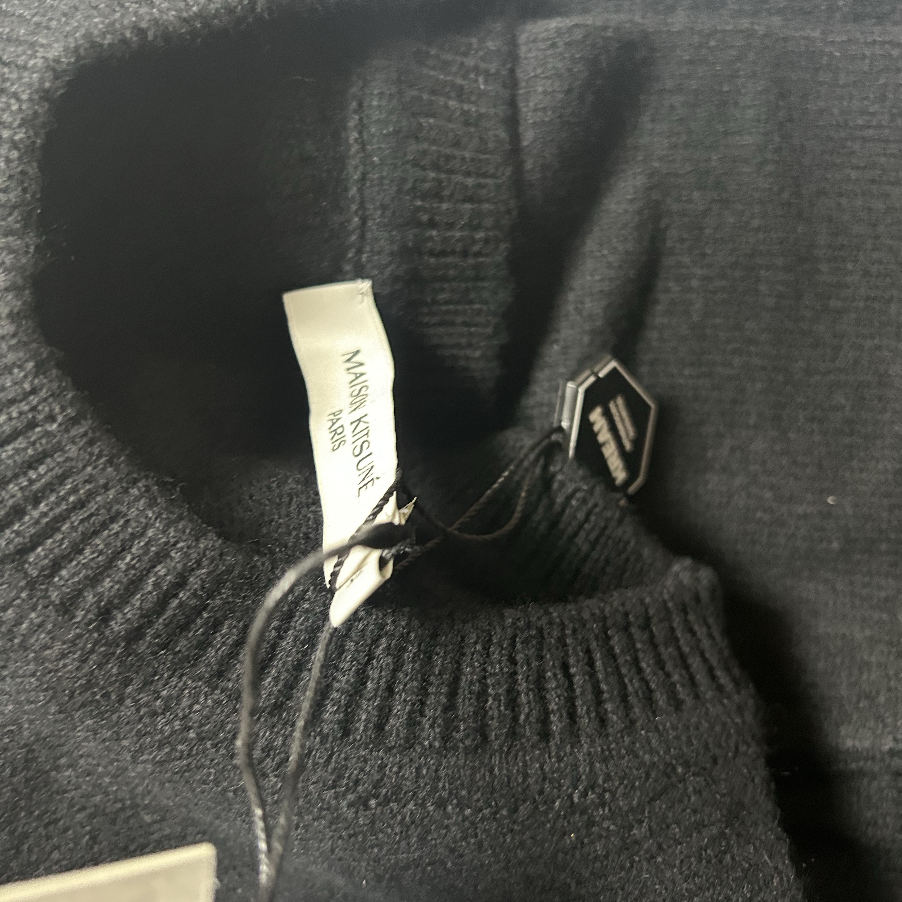 Maison Kitsune Baby Fox Patch Cosy R-Neck Pullover Knit Black 착용 스타일 - 1