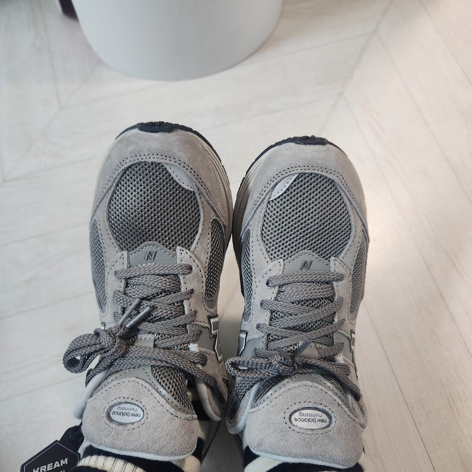 New Balance 2002R Grey 착용 스타일