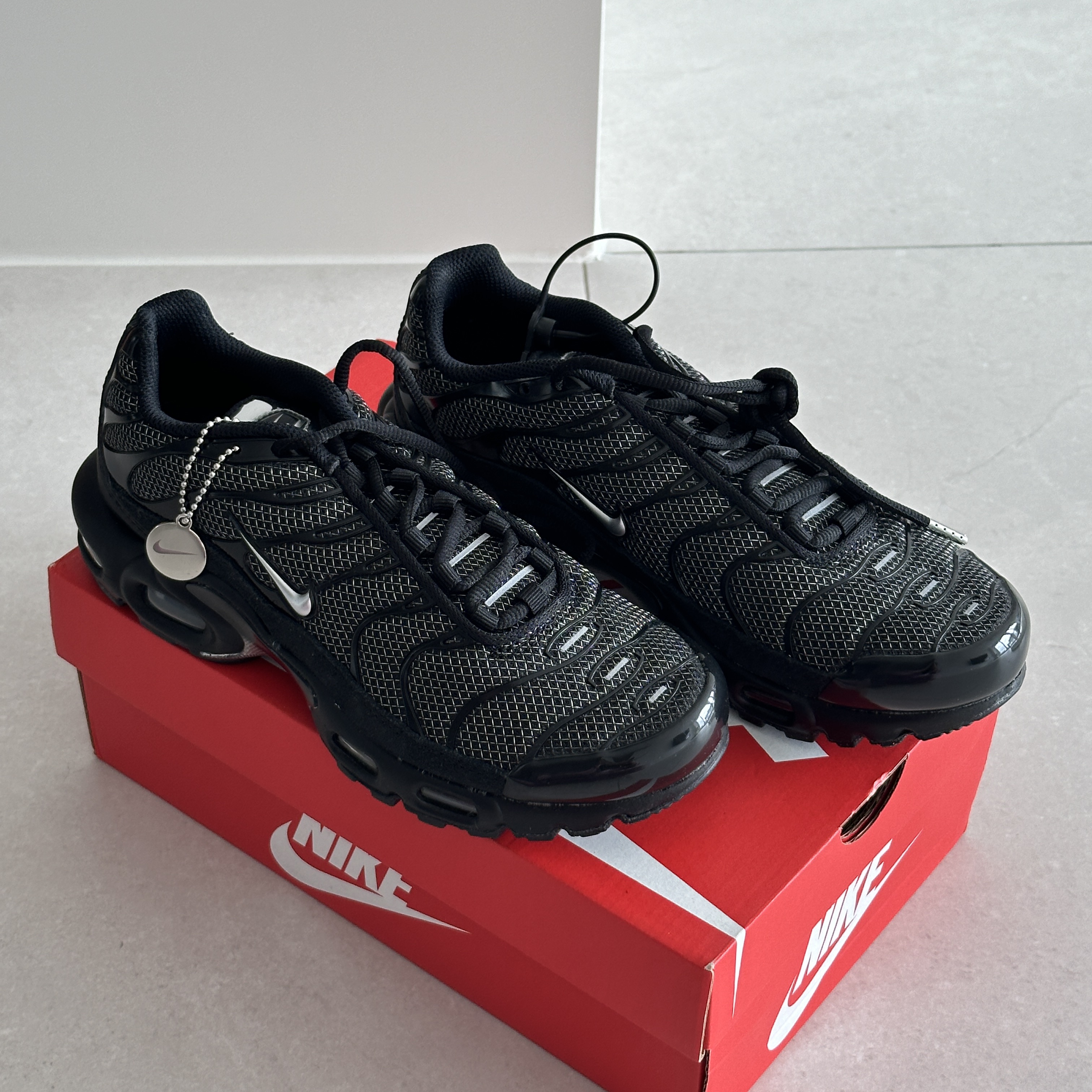 (W) Nike Air Max Plus Black Metallic Silver 착용 스타일 - 3
