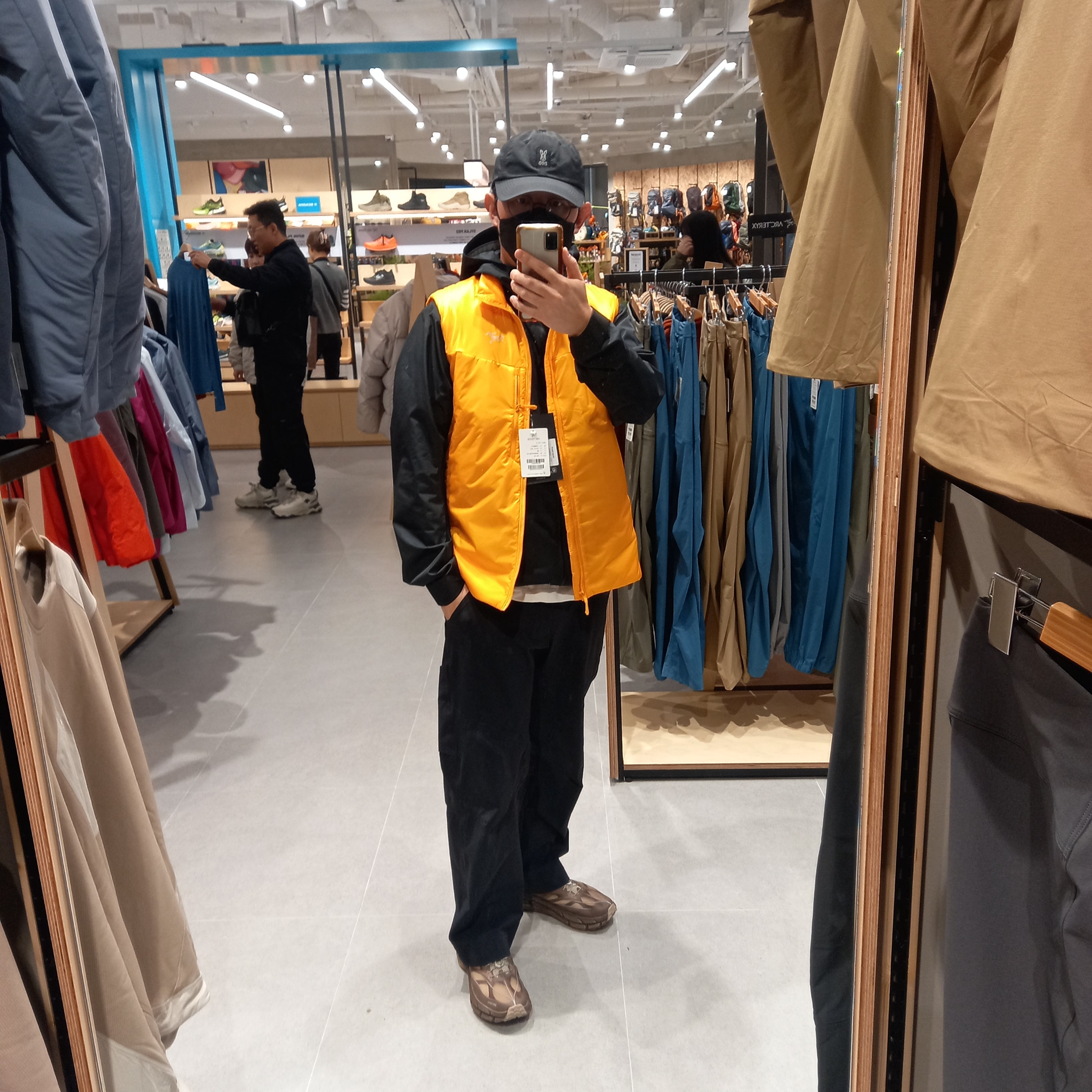 Arc'teryx Gilet Nuclei Vest Black, Arc'teryx Cronin Pants Black 착용 스타일