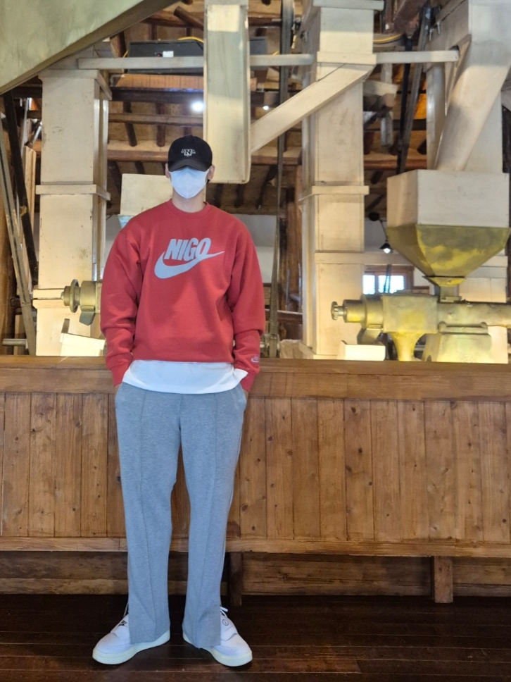 Nike x Nigo Fleece Crewneck Sweatshirt Gym Red (FV5941-687), Nike x Peaceminusone Kwondo1 White 착용 스타일 - 2