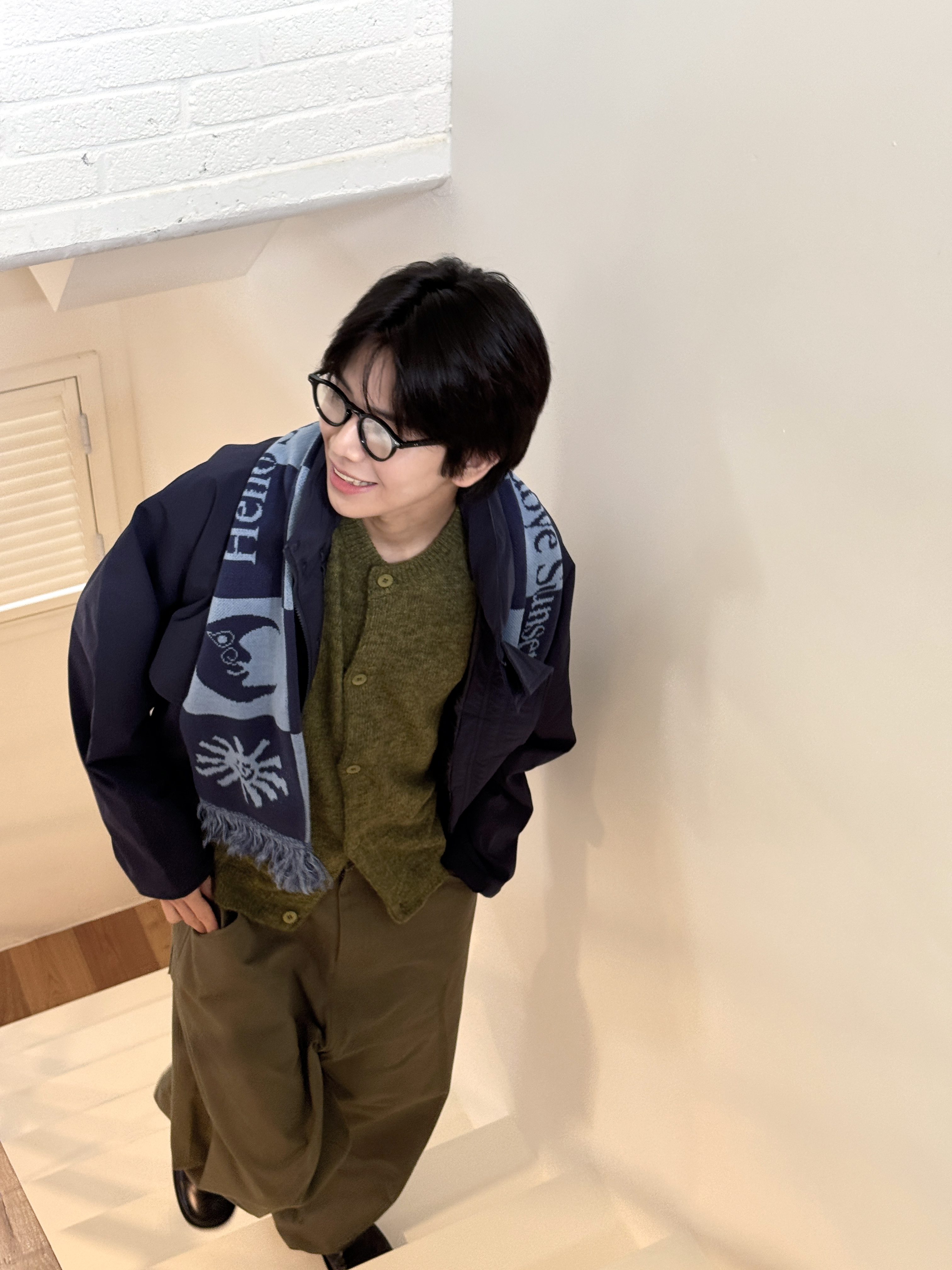 HS x Hank Muffler Blue & Navy 착용 스타일