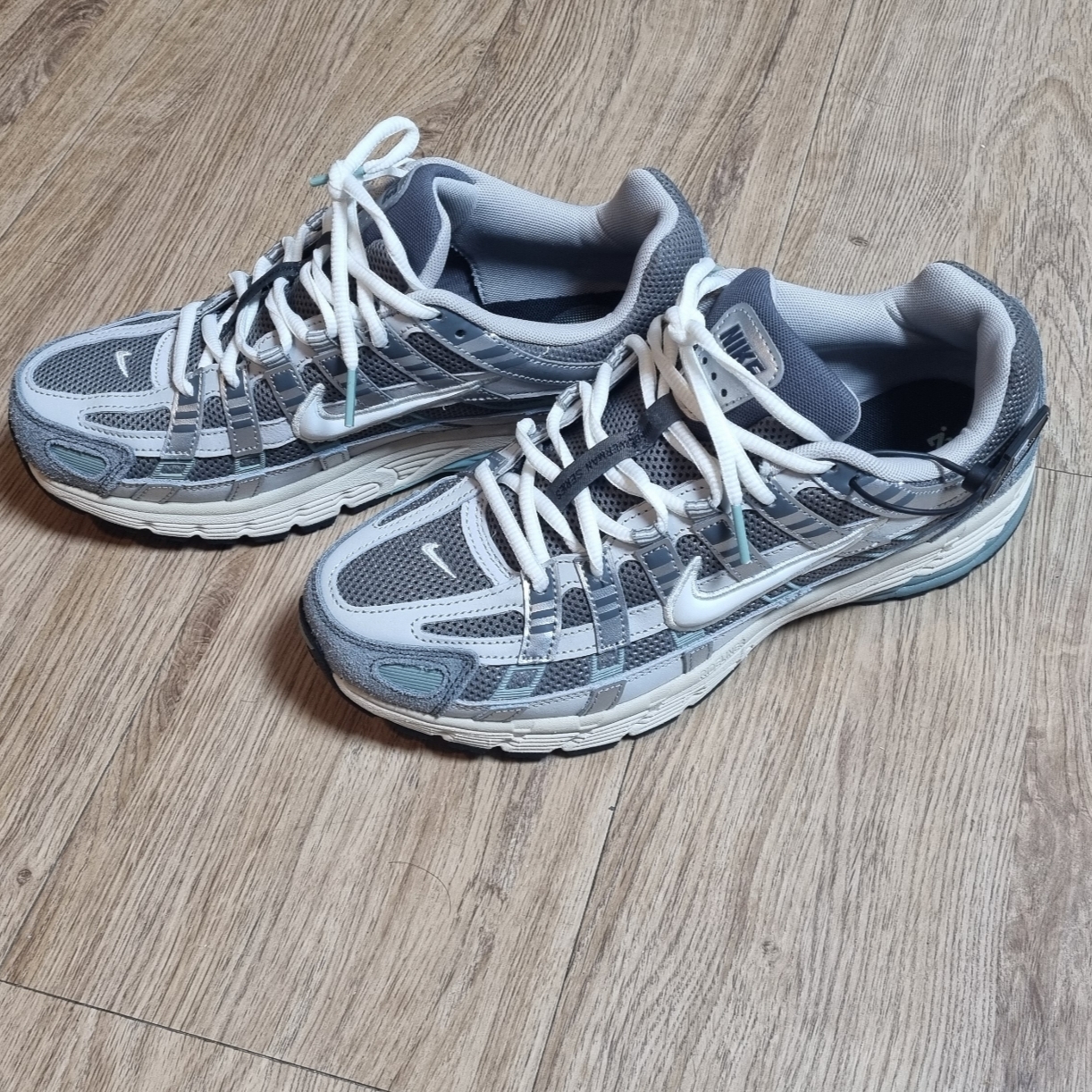 Nike P-6000 Flat Pewter Light Iron Ore 착용 스타일