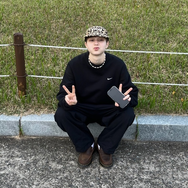 Dr. Martens 1461 Crazy Horse Dark Brown, Nike NRG Solo Swoosh Crew Fleece Black White - Asia 착용 스타일