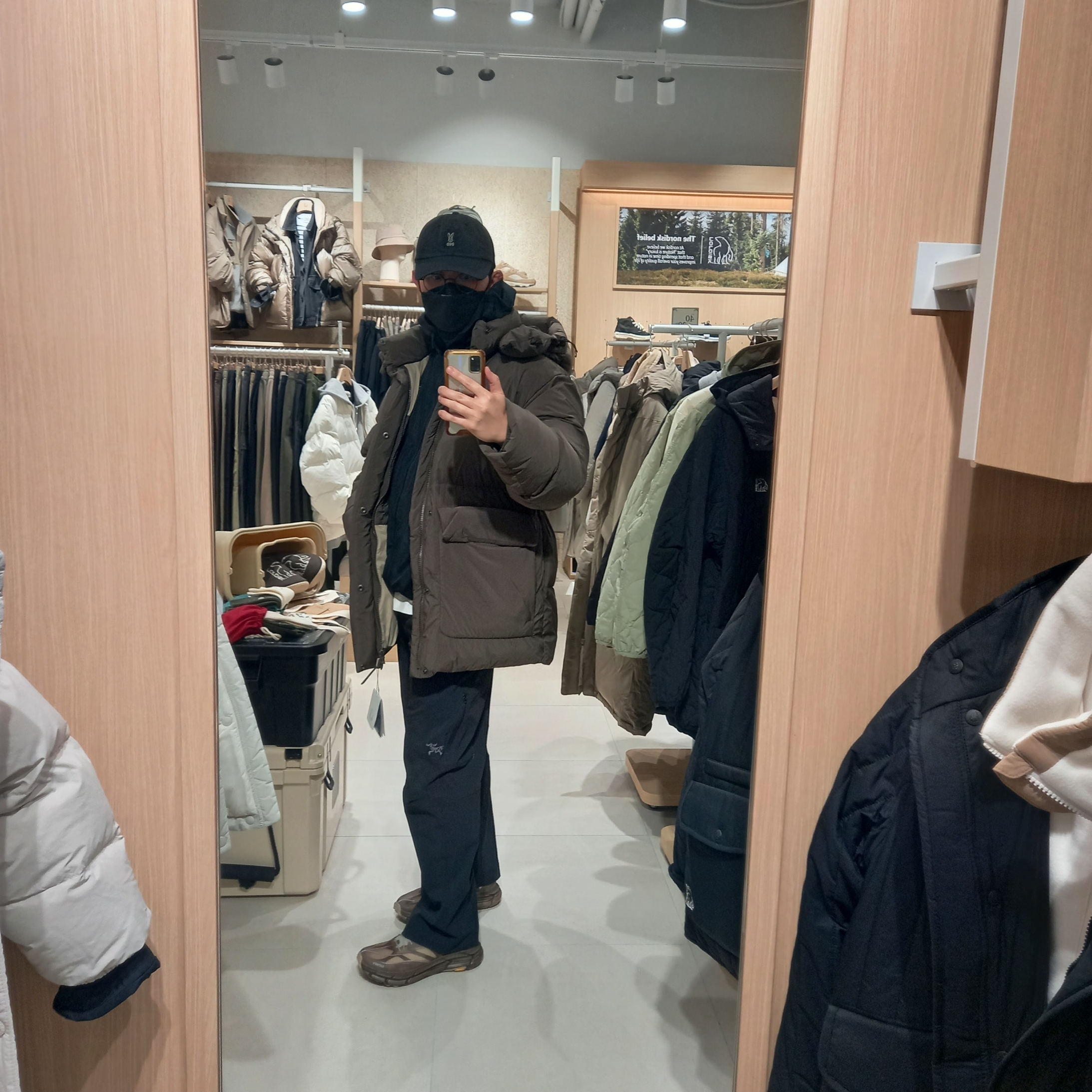 Arc'teryx Cronin Pants Black, Hoka x Satisfy Mafate Speed 4 Lite Rubber 착용 스타일 - 3