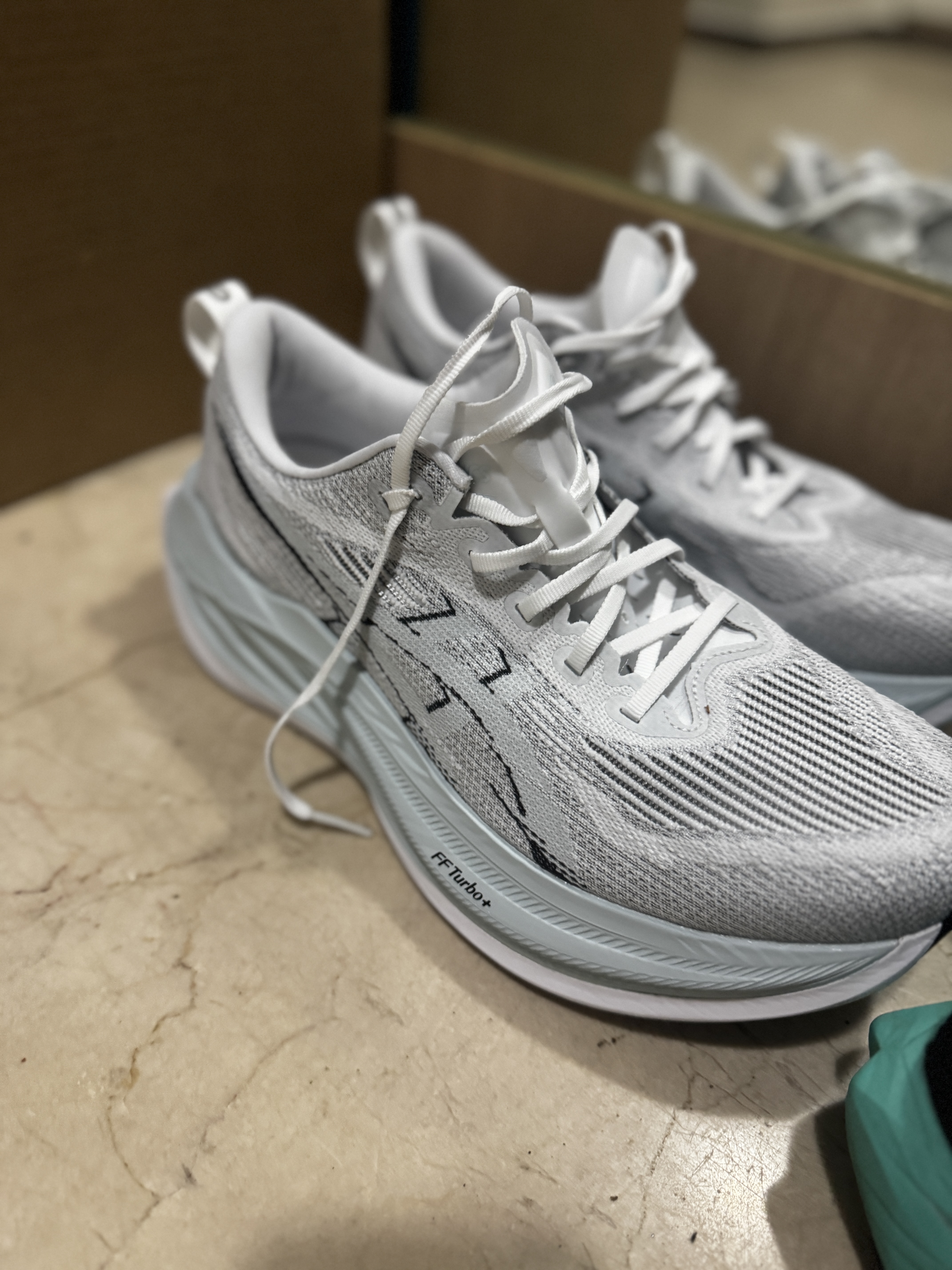 Asics Superblast 2 White Cool Grey 착용 스타일 - 1