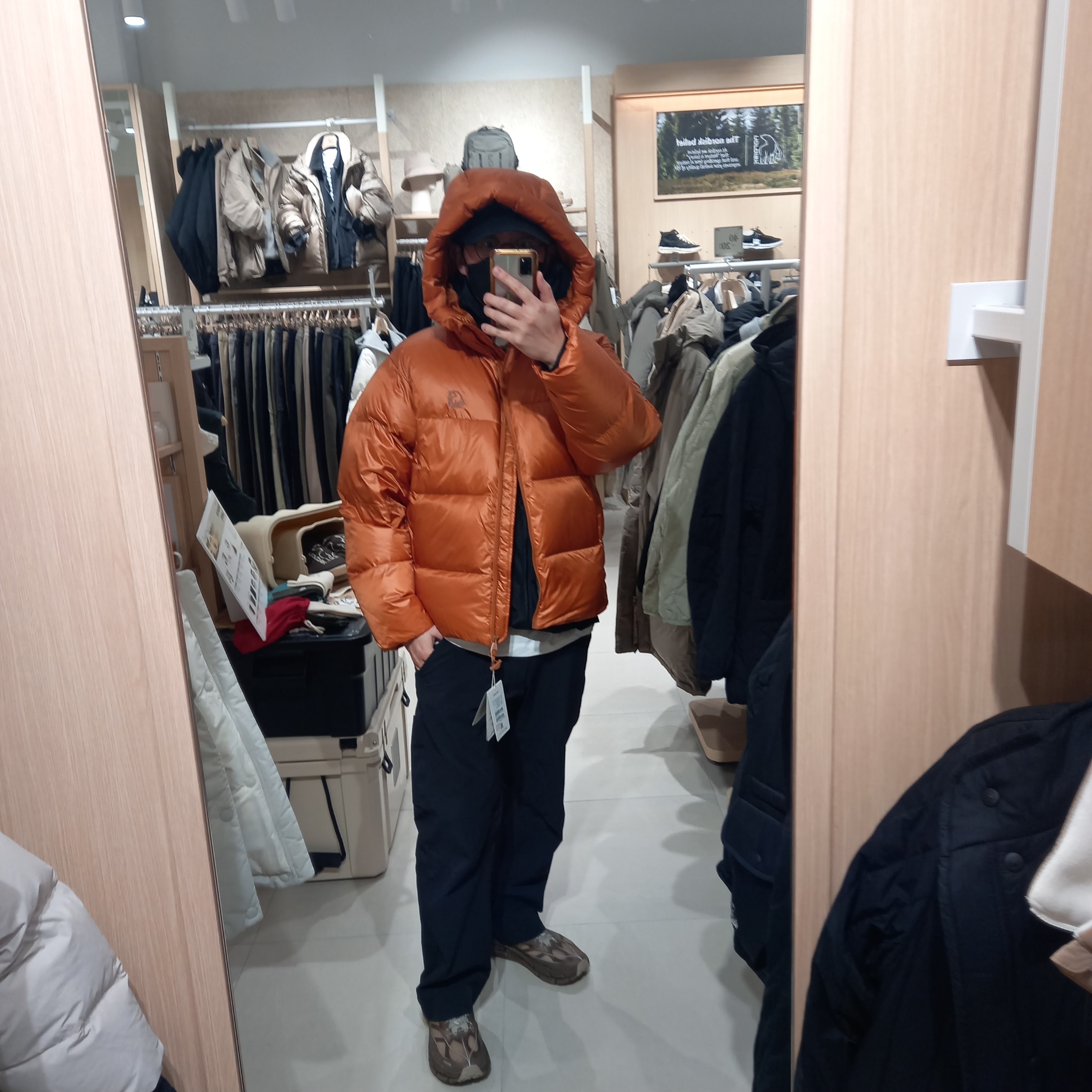 Arc'teryx Cronin Pants Black, Hoka x Satisfy Mafate Speed 4 Lite Rubber 착용 스타일 - 3
