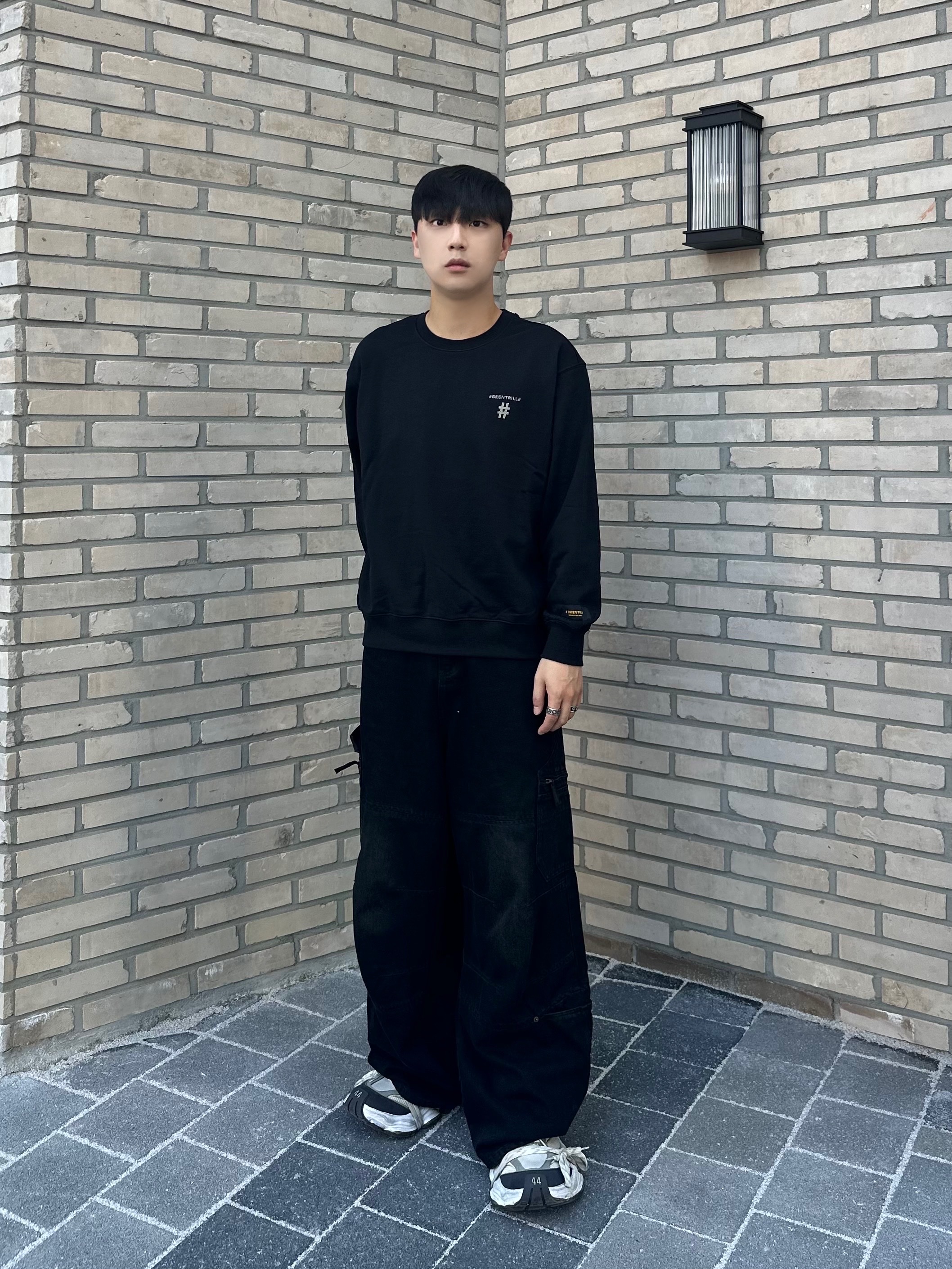 Balenciaga Cargo Sneakers White Grey 착용 스타일 - 1