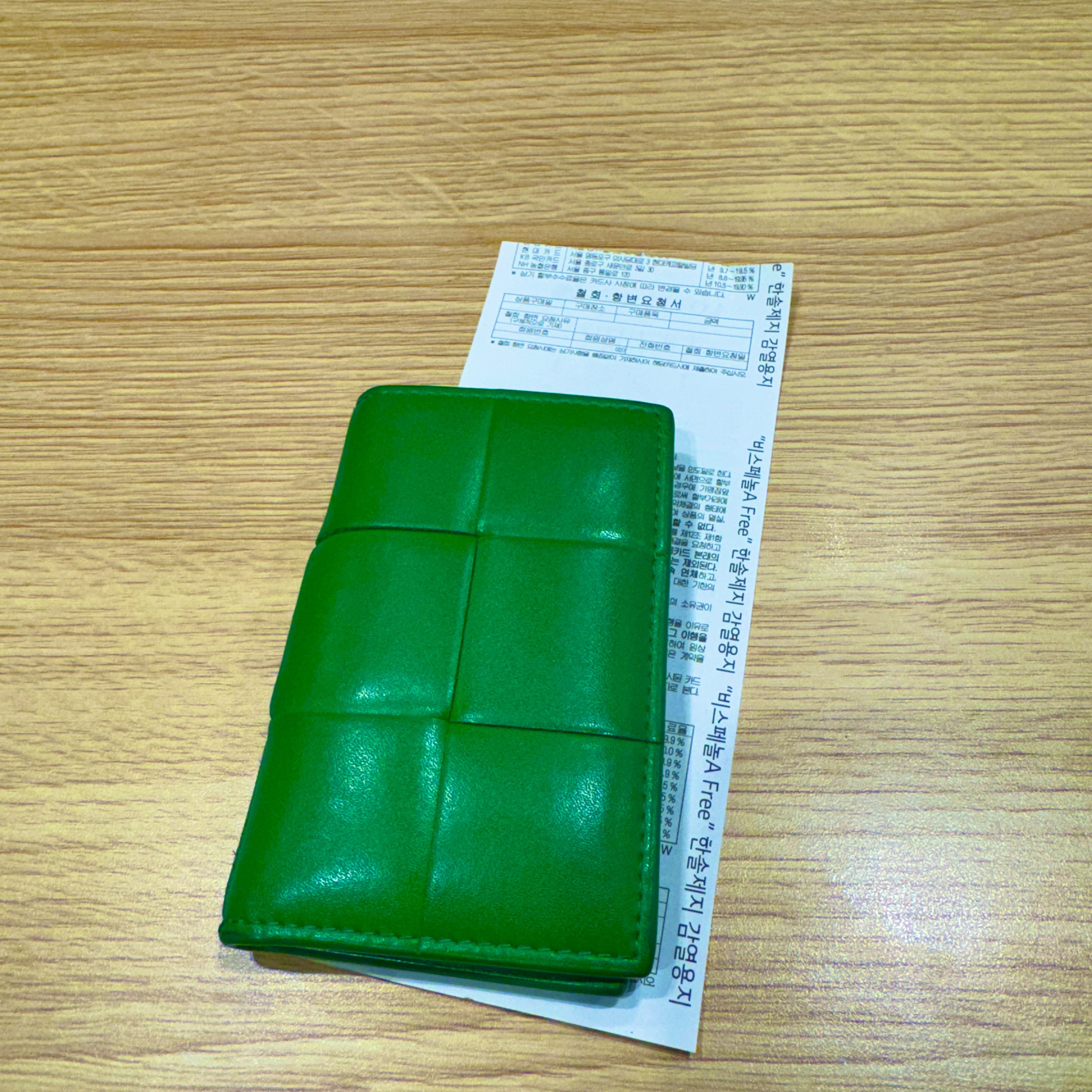 Bottega Veneta Flap Card Case Parakeet 착용 스타일