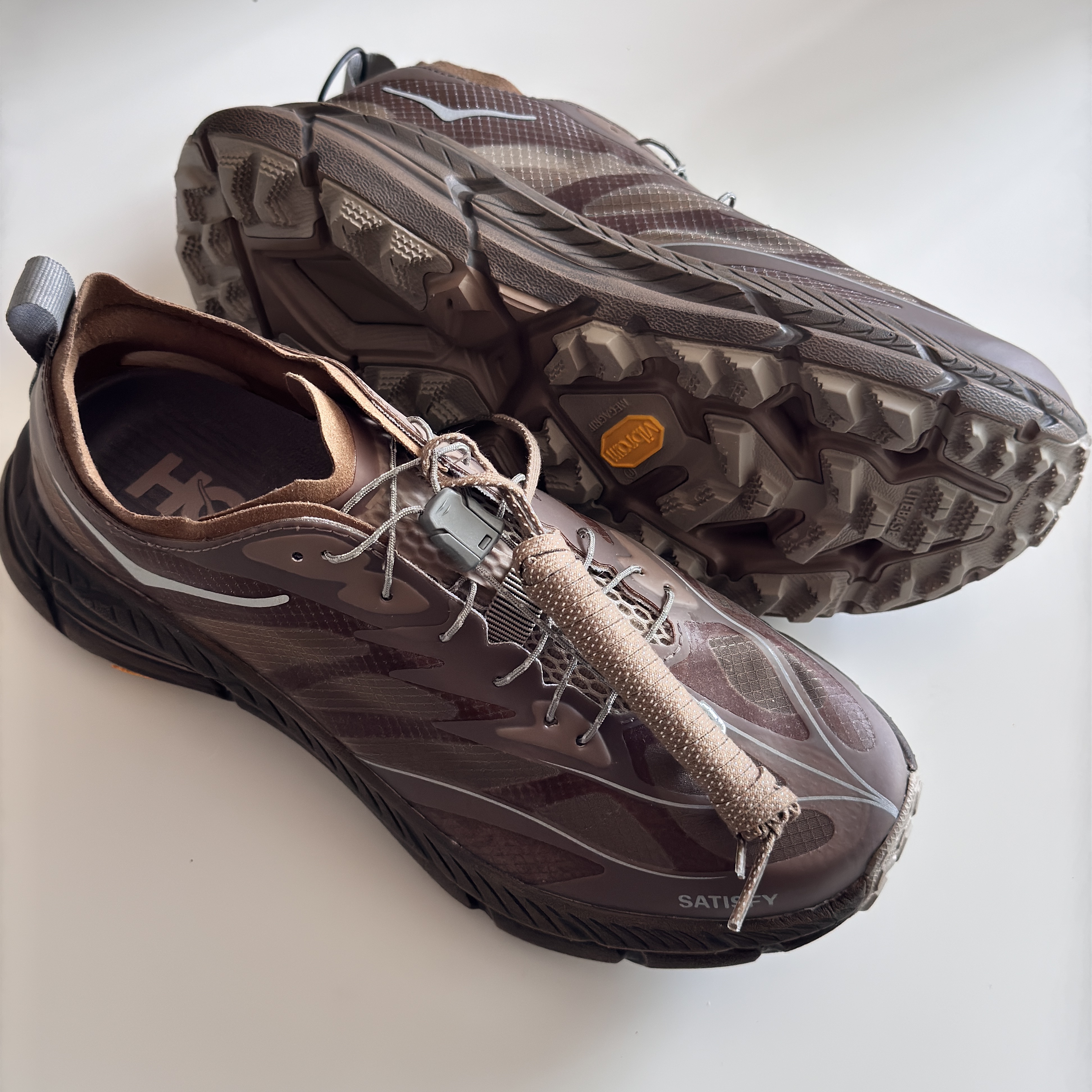 Hoka x Satisfy Mafate Speed 4 Lite Rubber 착용 스타일 - 2